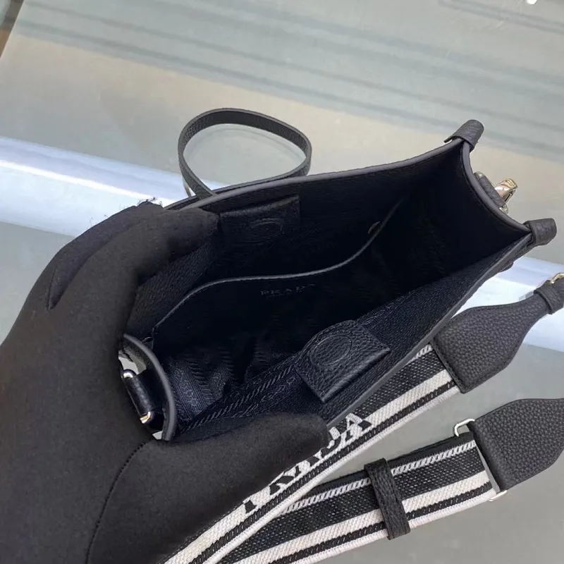 All categories Official website "Brand Women's Bags" Women's Bags 💙 PRADA 2022 official new Prada crossbody bag wholesale Original order quality 58005500 Size: 20-19-6Cm
