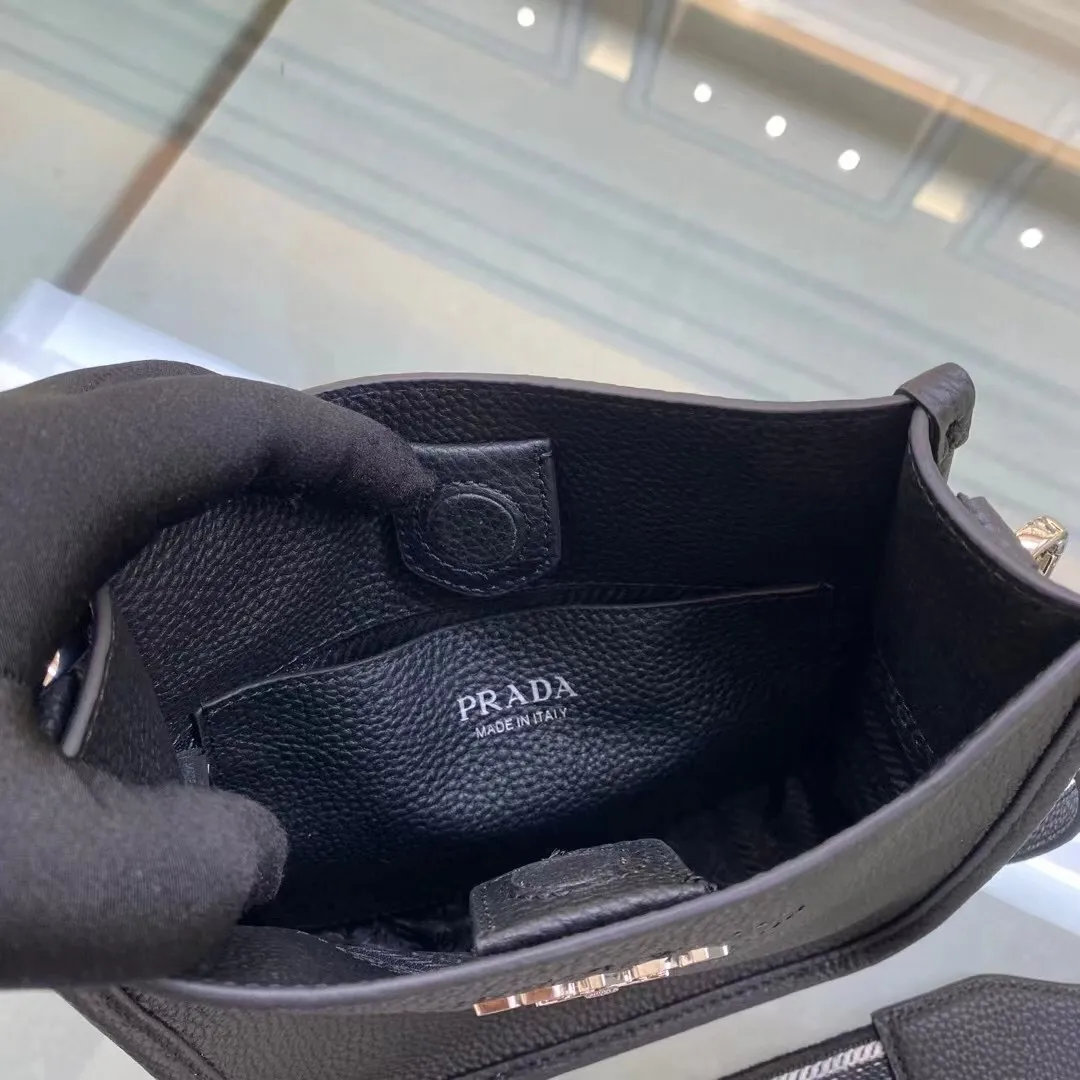 All categories Official website "Brand Women's Bags" Women's Bags 💙 PRADA 2022 official new Prada crossbody bag wholesale Original order quality 58005500 Size: 20-19-6Cm