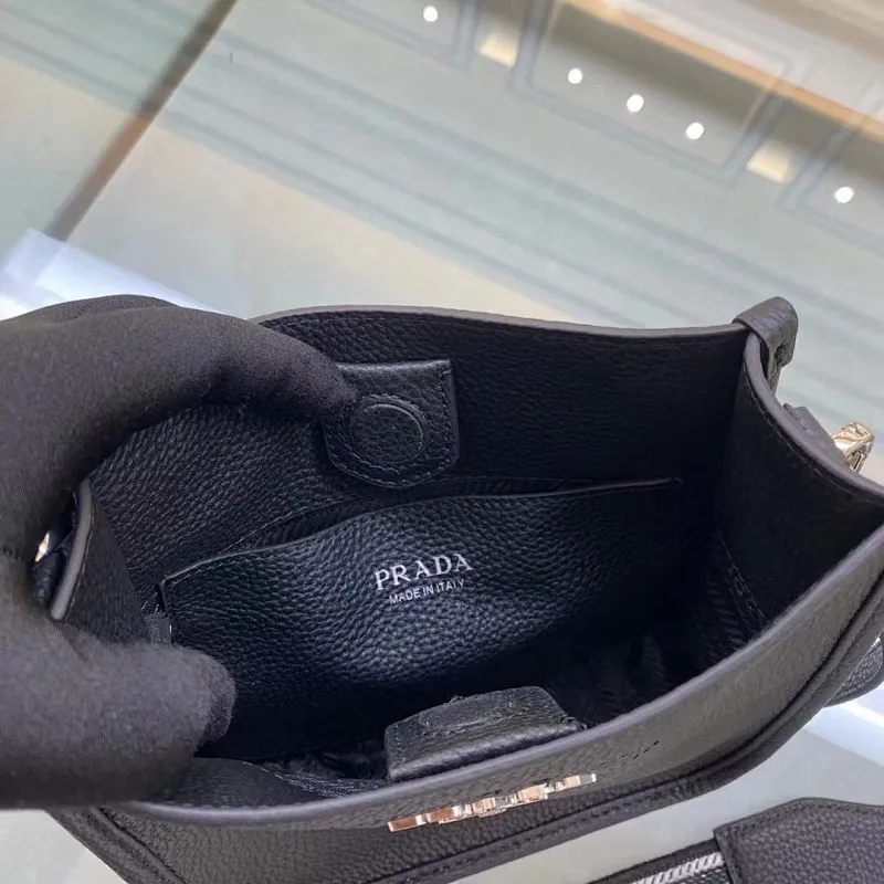 All categories Official website "Brand Women's Bags" Women's Bags 💙 PRADA 2022 official new Prada crossbody bag wholesale Original order quality 58005500 Size: 20-19-6Cm