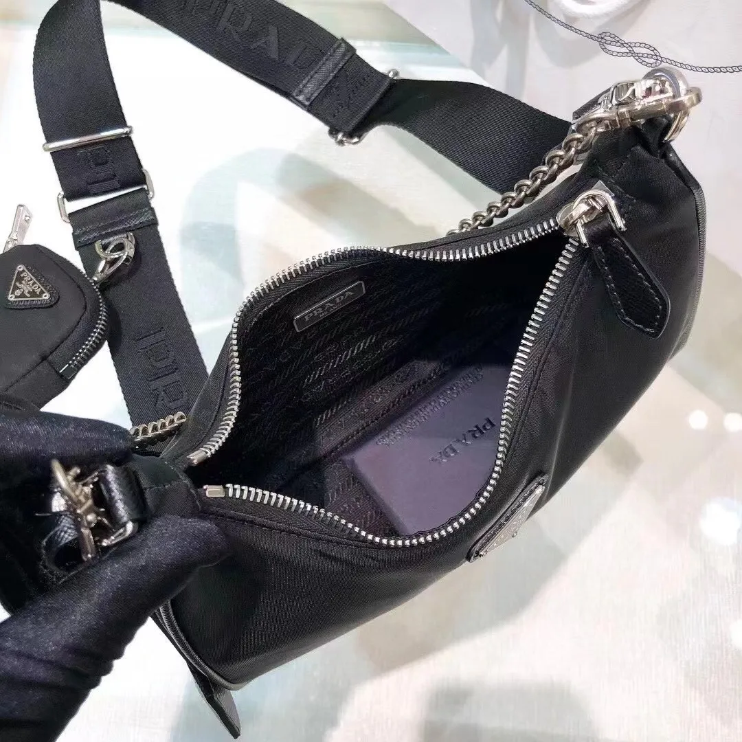 All categories Official website "Brand Women's Bags" Women's Bags 💙 PRADA 2022 official new Prada armpit bag wholesale Original order quality 58002600 Size: 22-18-6.5Cm