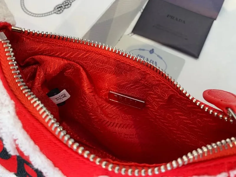 All Categories Official Website "Brand Women's Bags" Women's Bags 💙 PRADA 2022 Official New Prada Underarm Bag Wholesale 58001900 High Quality Specifications: 17-6-22CM
