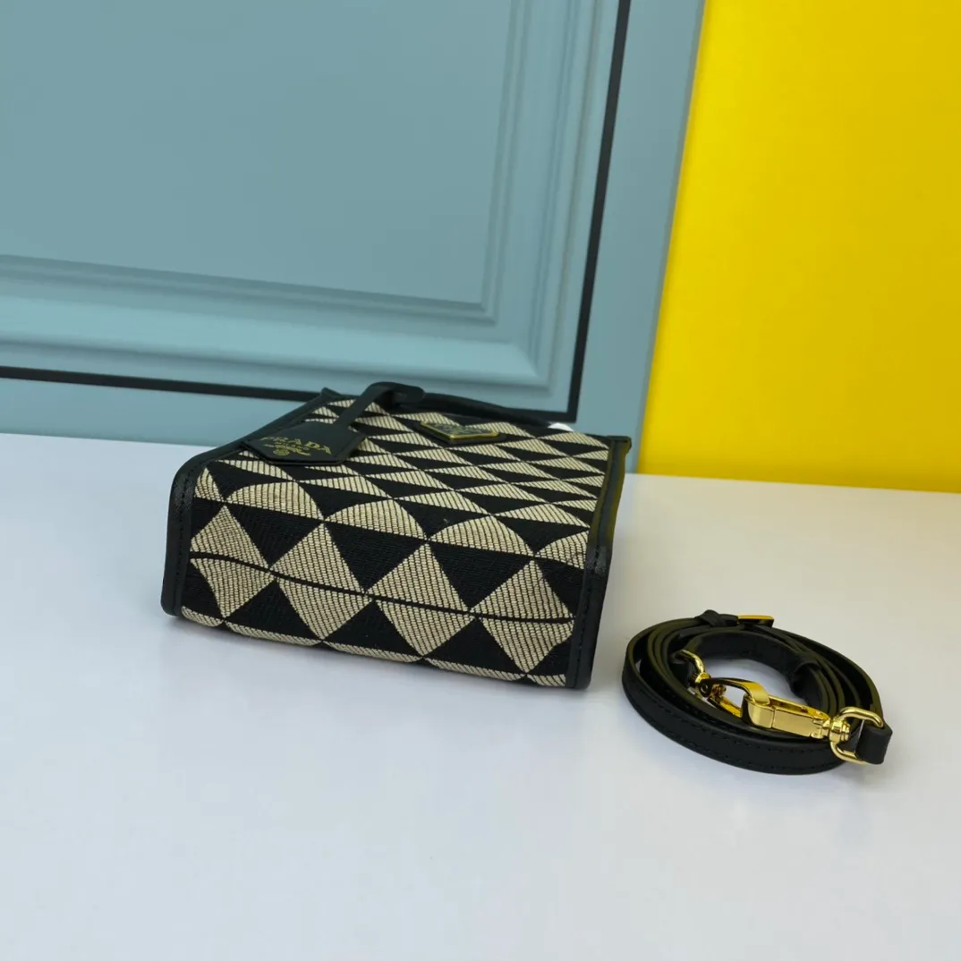 All categories Official website "Brand Women's Bags" Women's Bags 💙 PRADA 2022 Official New Prada Leather Handbag Wholesale 58001800 High Quality Size: 17-19-6CM