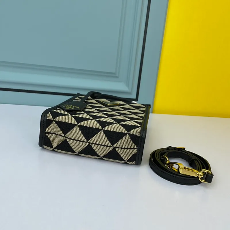 All categories Official website "Brand Women's Bags" Women's Bags 💙 PRADA 2022 Official New Prada Leather Handbag Wholesale 58001800 High Quality Size: 17-19-6CM
