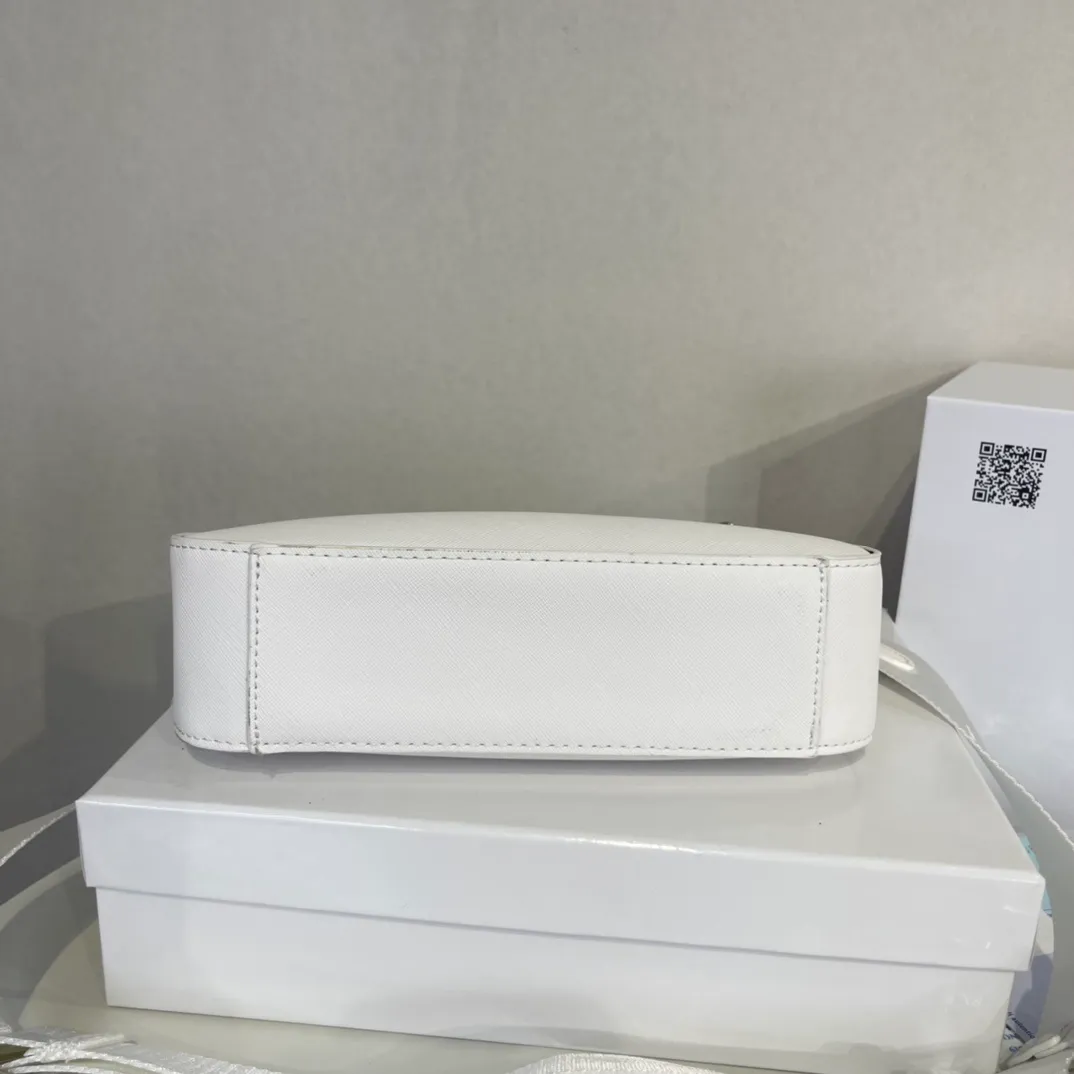 All categories Official website "Brand Women's Bags" Women's Bags 💙 PRADA 2022 Official New Prada Crossbody Bag Wholesale 58001400 High Quality Specifications: 18-22-6.5CM