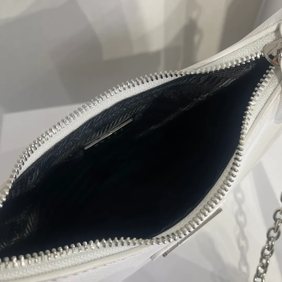 All categories Official website "Brand Women's Bags" Women's Bags 💙 PRADA 2022 Official New Prada Crossbody Bag Wholesale 58001400 High Quality Specifications: 18-22-6.5CM