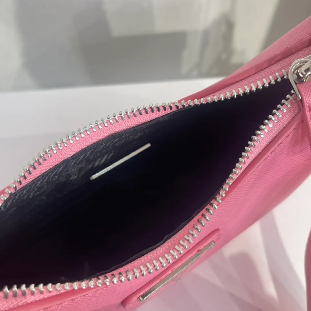All categories Official website "Brand Women's Bags" Women's Bags 💙 PRADA 2022 Official New Prada Crossbody Bag Wholesale 58001400 High Quality Specifications: 18-22-6.5CM