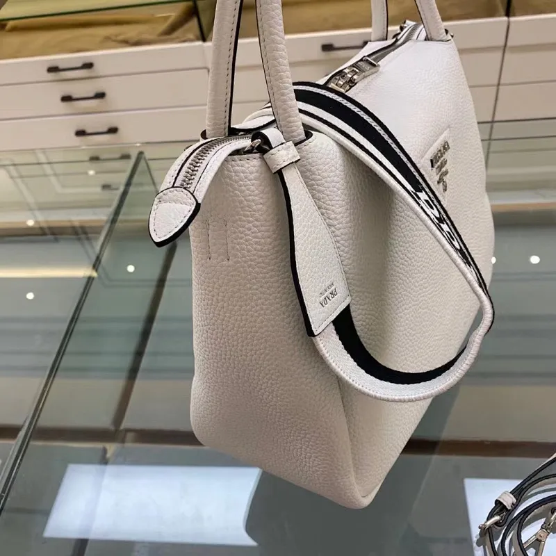 All categories Official website "Brand Women's Bags" Women's Bags 💙 PRADA 2022 official new Prada crossbody bag wholesale Original order quality 58007500 Size: 32-26-13Cm