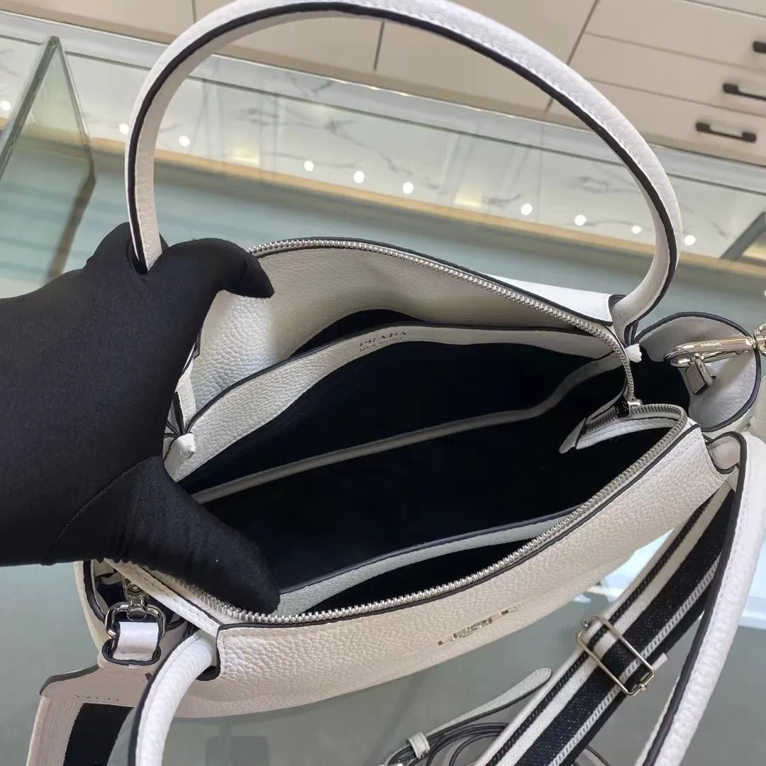 All categories Official website "Brand Women's Bags" Women's Bags 💙 PRADA 2022 official new Prada crossbody bag wholesale Original order quality 58007500 Size: 32-26-13Cm