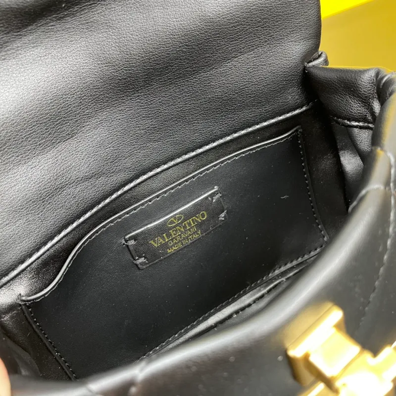 All categories Official website "Brand Women's Bags" Women's Bags 💙 Valentino 2022 Official New Valentino Nappa Sheep Leather Crossbody Bag Wholesale 58002300 High Quality Size: 20-12-7CM