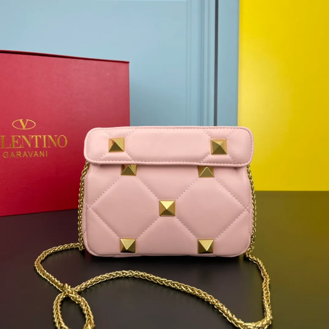 All categories Official website "Brand Women's Bags" Women's Bags 💙 Valentino 2022 Official New Valentino Nappa Sheep Leather Crossbody Bag Wholesale 58002300 High Quality Size: 20-12-7CM