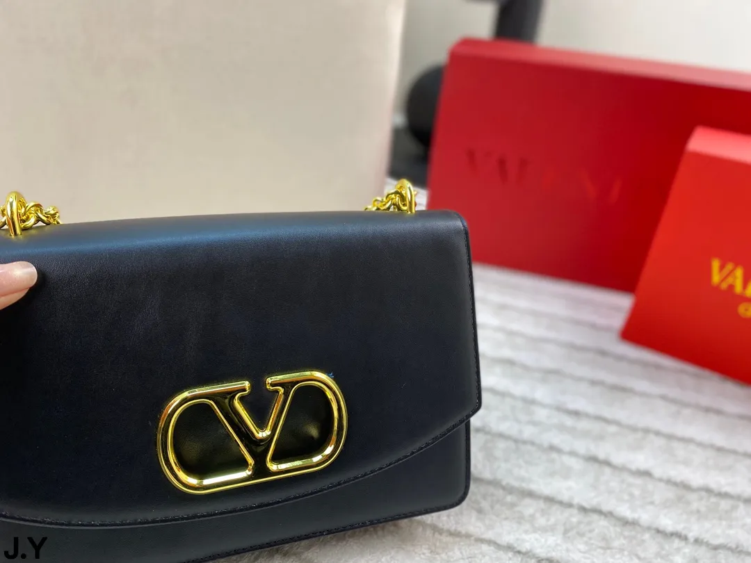 p310/p300 Folding box 🎁 Valentino Vain series handbags~ A versatile bag that can be sweet or salty, casual or business, magnetic opening and closing, practical capacity, exquisite and noble, elegant and timeless! Size: 24*16/19.5*13