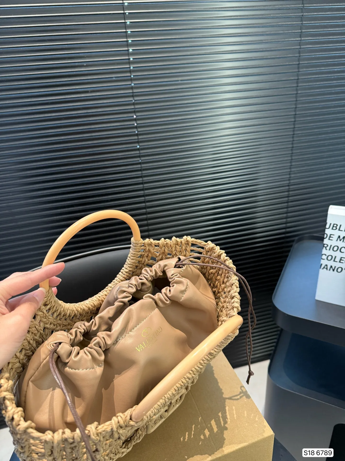 P280 comes with box Valentino Valentino woven bag 24 has a strong holiday style in spring and summer, but it is also suitable for daily life. I feel like having a bag like this is a must. After all, no one wants to refuse the waves and the beach. Size: 33 22 Item No. 6789