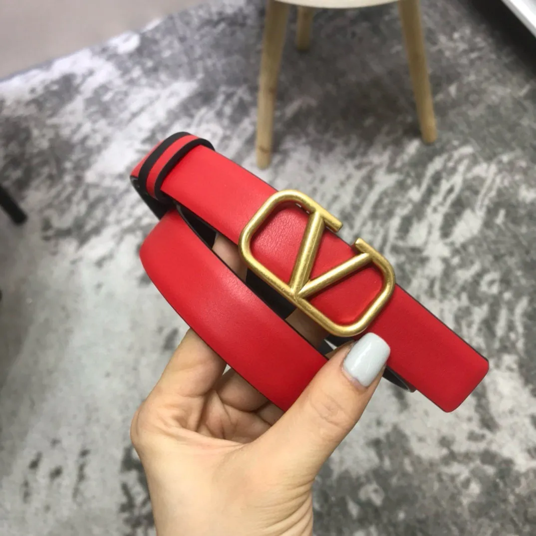 P180 Valentino classic letter series, the same style as the stars. Width 2.5CM. The hardware is made of classic cowhide leather fabric with logo. It can be worn on both sides! A non-contrasting belt! Goddess style and couple style! Fashion essentials for men and women [color][color][color]