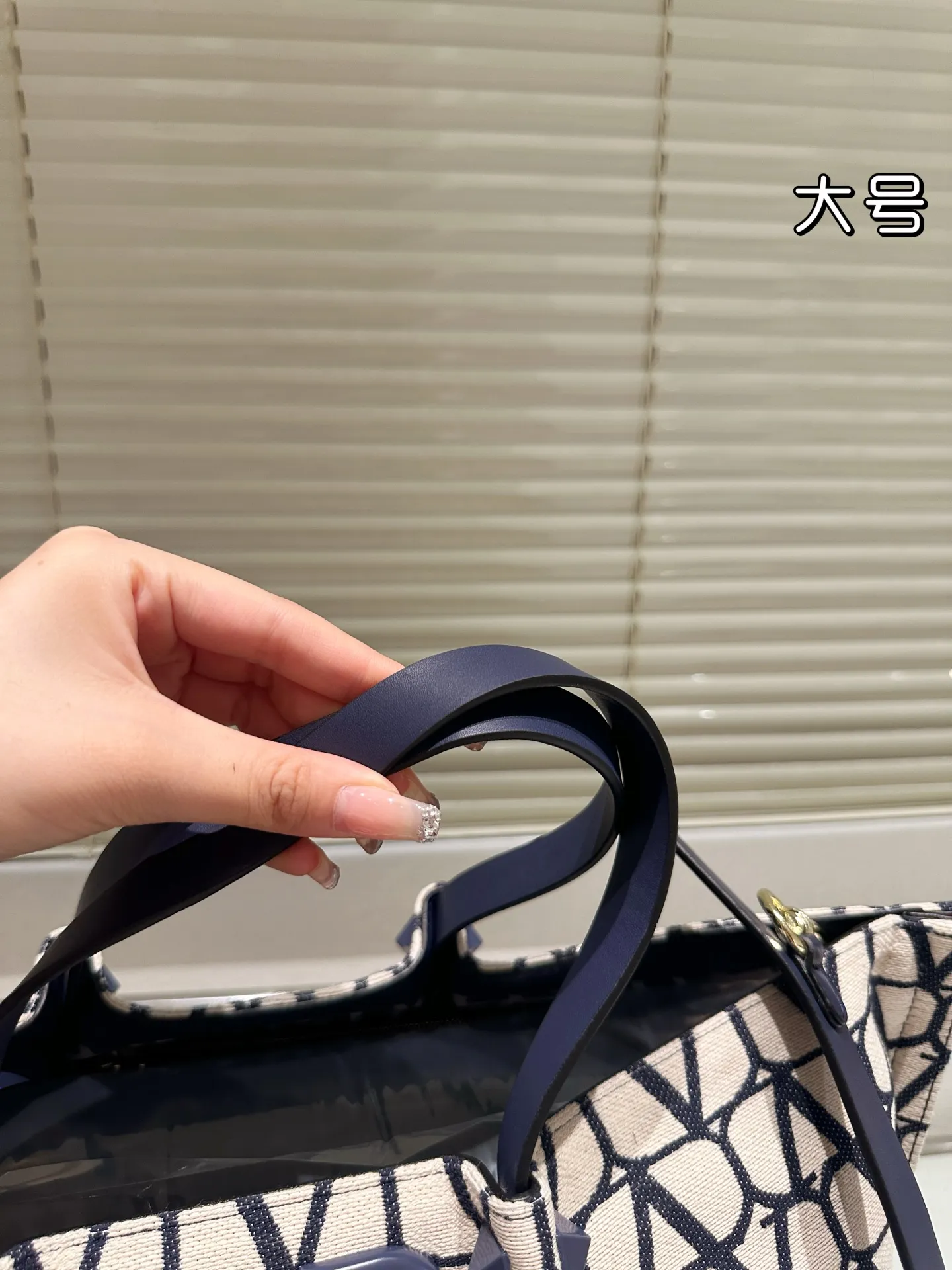 P390⚠️Size 37.24 Valentino handbag can be worn cross-body. It has a retro feel. It is high-end yet elegant. It has a great sense of atmosphere. It can be worn for commuting, leisure and dating.