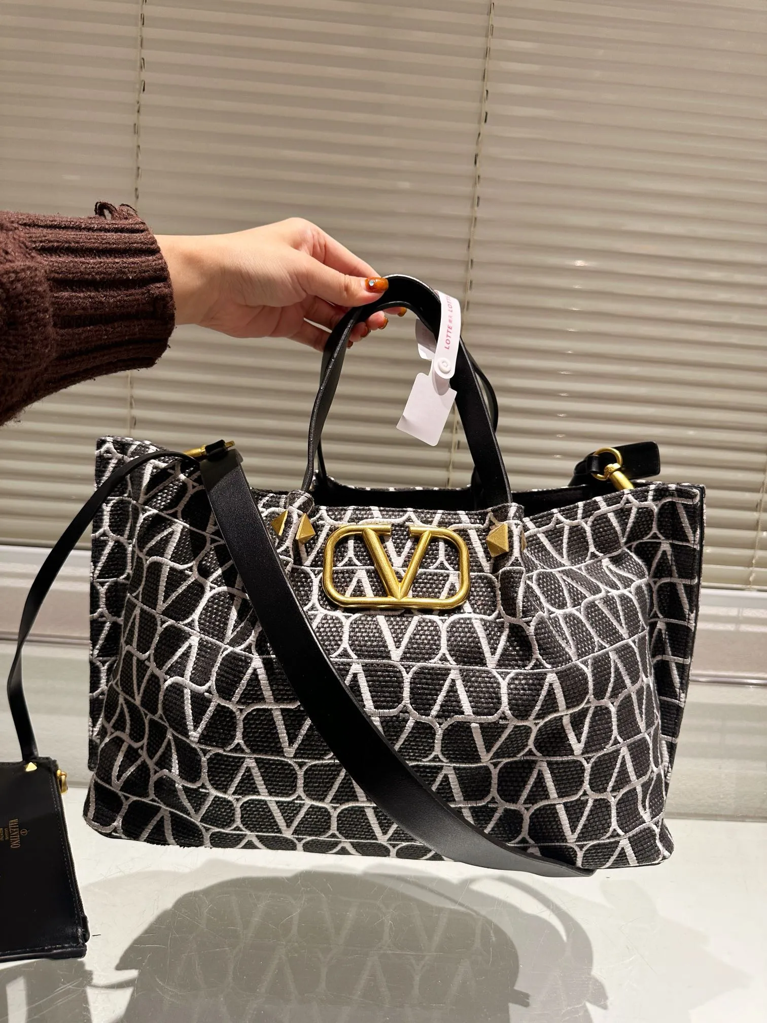 P520 250 Valentino Valentino is a popular model in the counter. Playful and super personality, whoever wears it will look better. Can’t hide the foreign style. Exquisite routing. Color matching is very distinctive. Very versatile and can be matched with daily life. Casual and playful with a little bit of a celebrity style. It will definitely become a super hot style in the new year, spring and summer. 38.25 26.19cm