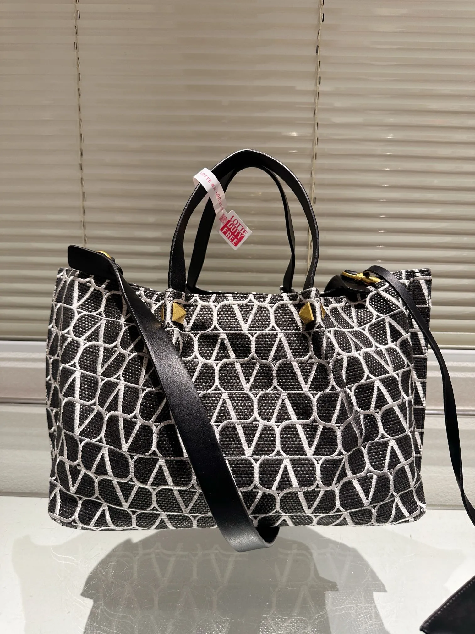 P520 250 Valentino Valentino is a popular model in the counter. Playful and super personality, whoever wears it will look better. Can’t hide the foreign style. Exquisite routing. Color matching is very distinctive. Very versatile and can be matched with daily life. Casual and playful with a little bit of a celebrity style. It will definitely become a super hot style in the new year, spring and summer. 38.25 26.19cm