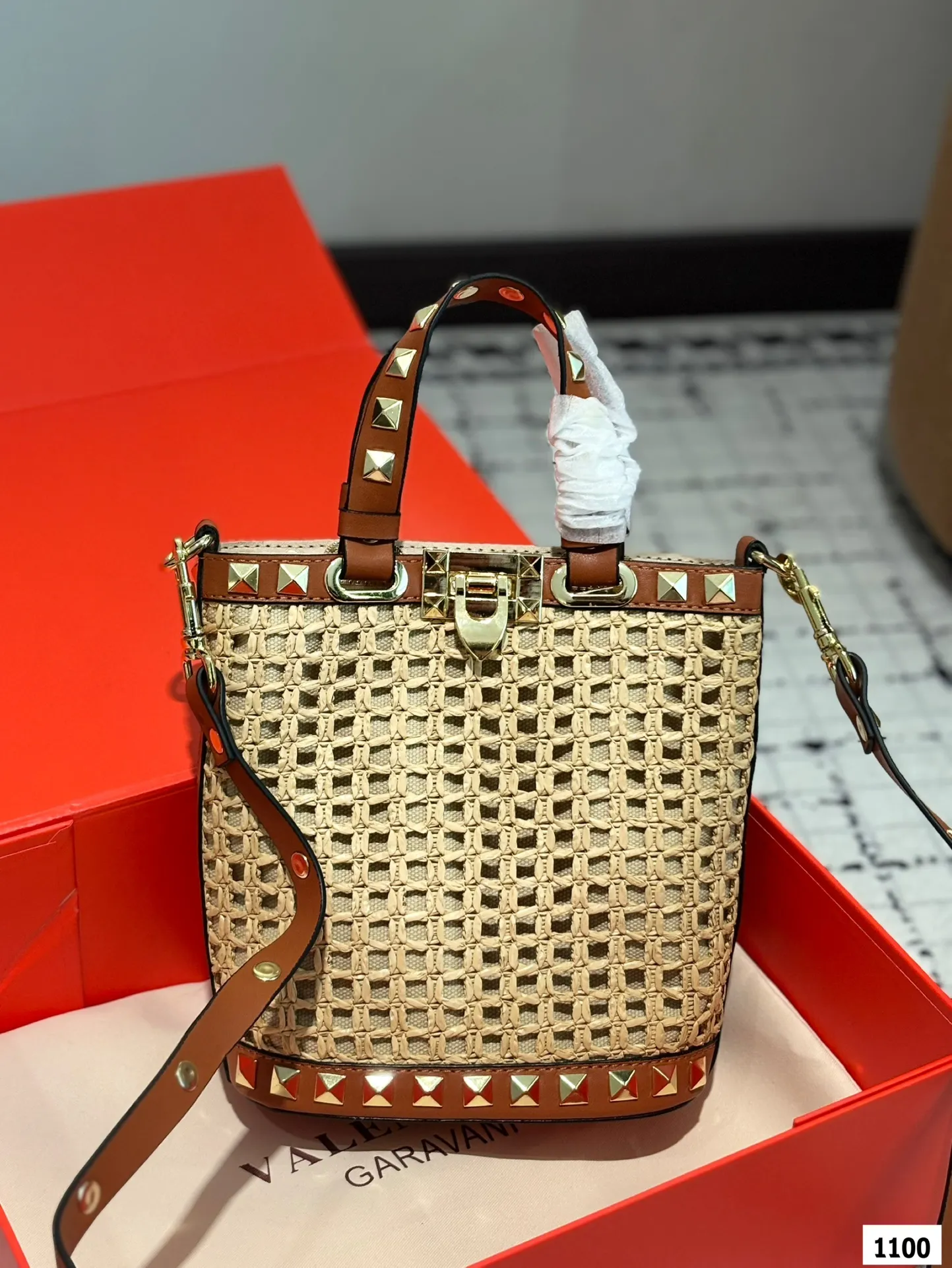 P350 with folding box Valentino woven bag 24 spring and summer has a strong holiday style, but it is also suitable for daily life. I feel that such a bag is necessary. After all, no one wants to refuse the waves and beaches. Size: 16 18.5