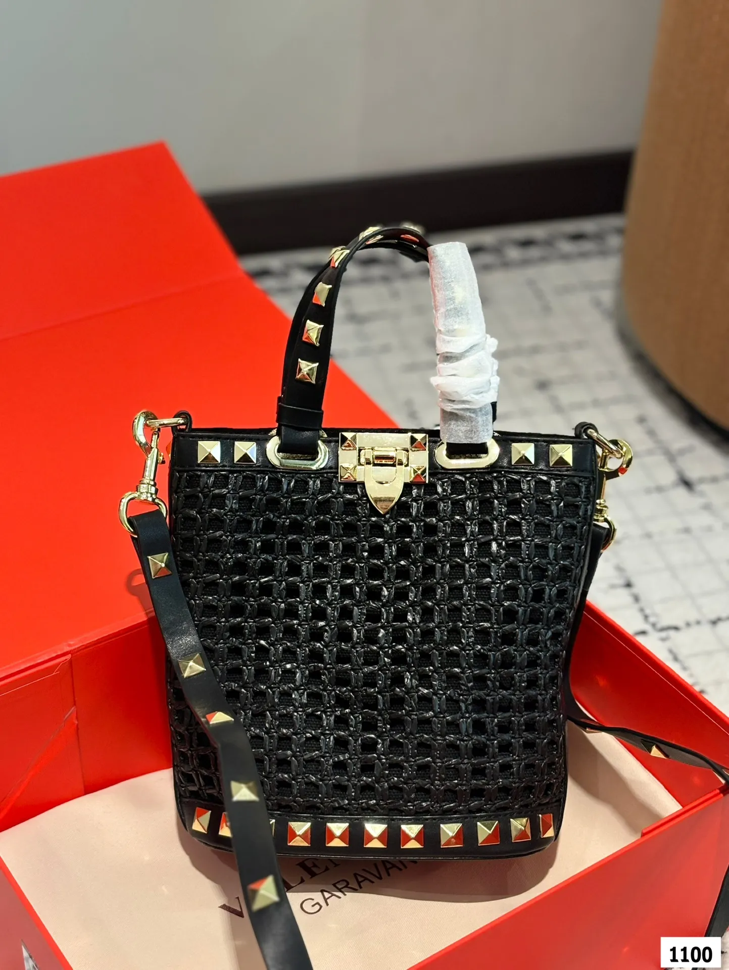 P350 with folding box Valentino woven bag 24 spring and summer has a strong holiday style, but it is also suitable for daily life. I feel that such a bag is necessary. After all, no one wants to refuse the waves and beaches. Size: 16 18.5