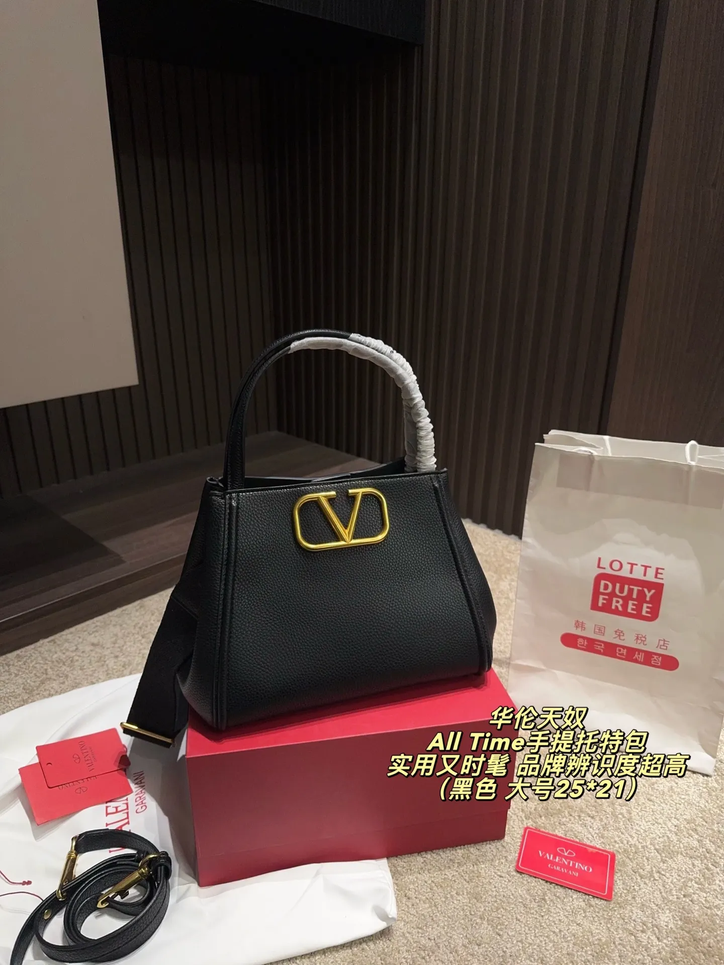 The large P400 comes with a folding box⚠️size 25*21. The small P380 comes with a folding box⚠️size 19*17. The Valentino All Time portable tote bag is made of brown grained calfskin, with a delicate and durable texture. It is paired with a metal VLogo, making it highly recognizable. The bag has a simple and elegant shape, with a hand carry and adjustable shoulder straps. It can be carried by hand or cross-body, and can be easily carried on commuting or formal occasions. The internal space is reasonable and daily items can be easily stored. It is practical and fashionable. It is an ideal choice for urban girls!