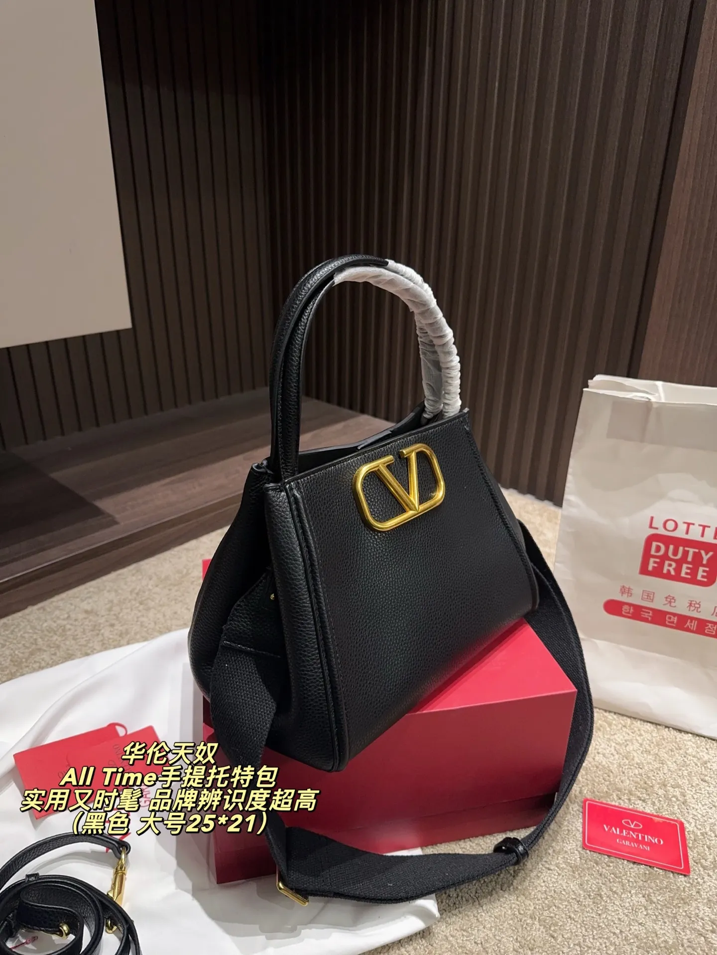 The large P400 comes with a folding box⚠️size 25*21. The small P380 comes with a folding box⚠️size 19*17. The Valentino All Time portable tote bag is made of brown grained calfskin, with a delicate and durable texture. It is paired with a metal VLogo, making it highly recognizable. The bag has a simple and elegant shape, with a hand carry and adjustable shoulder straps. It can be carried by hand or cross-body, and can be easily carried on commuting or formal occasions. The internal space is reasonable and daily items can be easily stored. It is practical and fashionable. It is an ideal choice for urban girls!