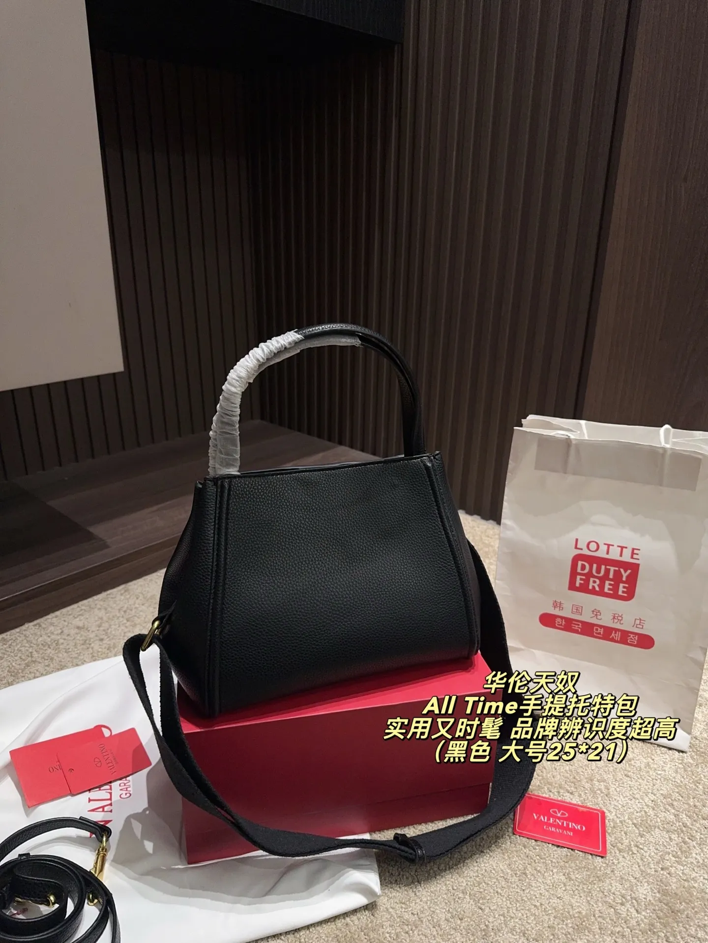 The large P400 comes with a folding box⚠️size 25*21. The small P380 comes with a folding box⚠️size 19*17. The Valentino All Time portable tote bag is made of brown grained calfskin, with a delicate and durable texture. It is paired with a metal VLogo, making it highly recognizable. The bag has a simple and elegant shape, with a hand carry and adjustable shoulder straps. It can be carried by hand or cross-body, and can be easily carried on commuting or formal occasions. The internal space is reasonable and daily items can be easily stored. It is practical and fashionable. It is an ideal choice for urban girls!