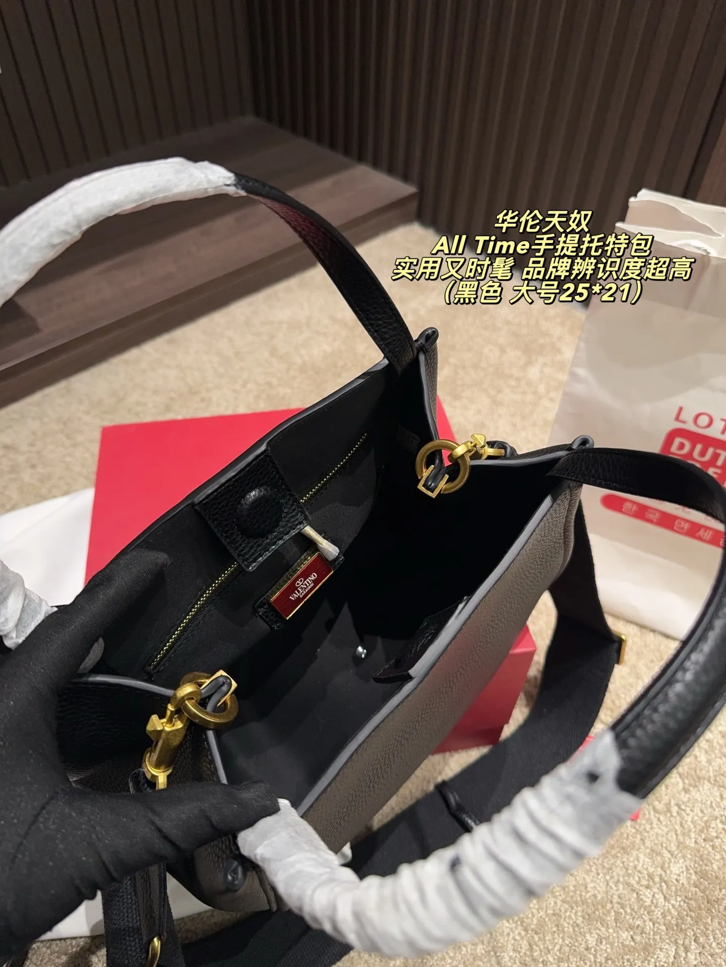 The large P400 comes with a folding box⚠️size 25*21. The small P380 comes with a folding box⚠️size 19*17. The Valentino All Time portable tote bag is made of brown grained calfskin, with a delicate and durable texture. It is paired with a metal VLogo, making it highly recognizable. The bag has a simple and elegant shape, with a hand carry and adjustable shoulder straps. It can be carried by hand or cross-body, and can be easily carried on commuting or formal occasions. The internal space is reasonable and daily items can be easily stored. It is practical and fashionable. It is an ideal choice for urban girls!