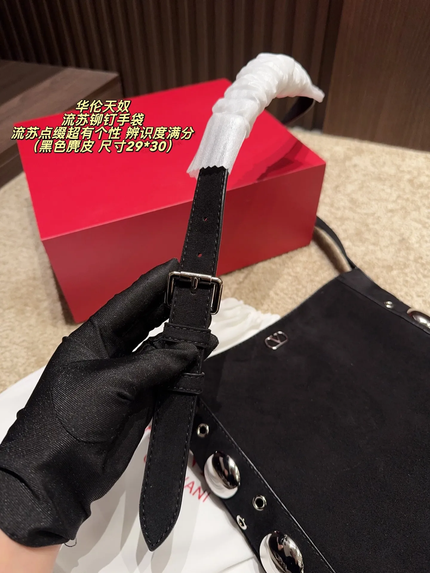 P480 comes with box⚠️Size 29*30 Valentino tassel rivet handbag. The tassel embellishment is super personalized! The V-shaped logo on the front is super classic and highly recognizable. The shoulder strap is adjustable, so it can be carried by hand or carried on the shoulder. It has a large capacity and can hold daily small items for commuting and traveling. The rivets and tassel design make the bag more layered, and it looks great with simple or retro styles. It is practical and fashionable, and can easily enhance the quality of your outfit!