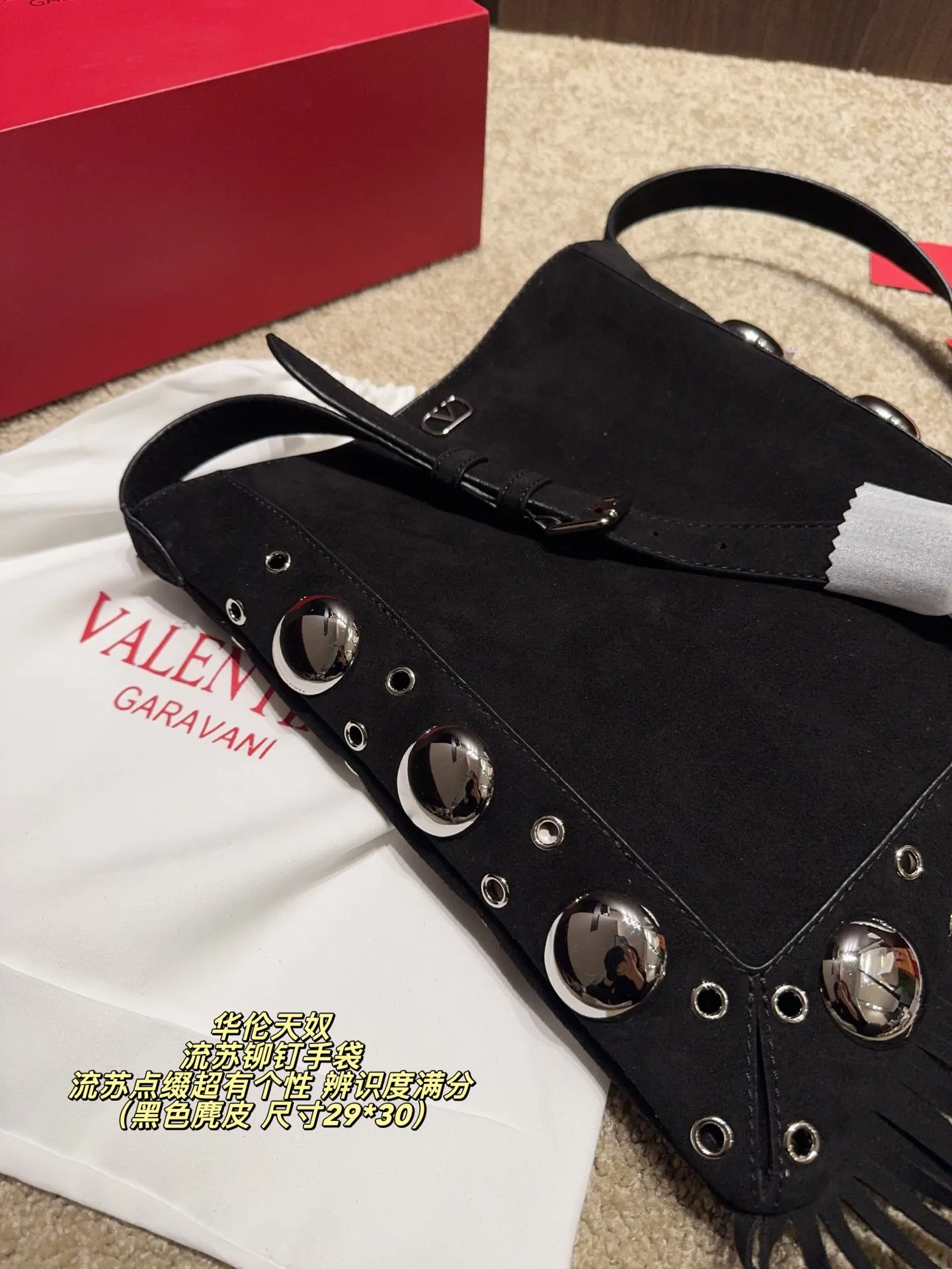 P480 comes with box⚠️Size 29*30 Valentino tassel rivet handbag. The tassel embellishment is super personalized! The V-shaped logo on the front is super classic and highly recognizable. The shoulder strap is adjustable, so it can be carried by hand or carried on the shoulder. It has a large capacity and can hold daily small items for commuting and traveling. The rivets and tassel design make the bag more layered, and it looks great with simple or retro styles. It is practical and fashionable, and can easily enhance the quality of your outfit!