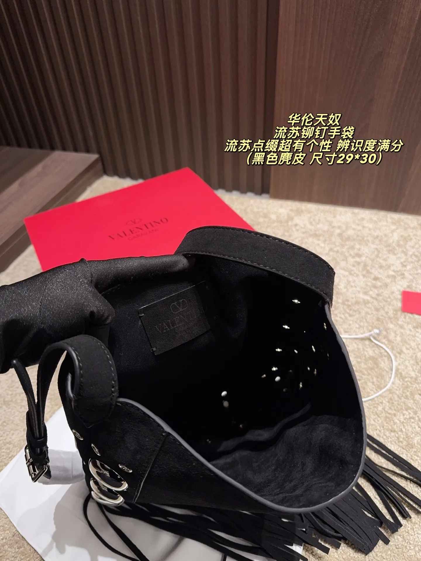 P480 comes with box⚠️Size 29*30 Valentino tassel rivet handbag. The tassel embellishment is super personalized! The V-shaped logo on the front is super classic and highly recognizable. The shoulder strap is adjustable, so it can be carried by hand or carried on the shoulder. It has a large capacity and can hold daily small items for commuting and traveling. The rivets and tassel design make the bag more layered, and it looks great with simple or retro styles. It is practical and fashionable, and can easily enhance the quality of your outfit!