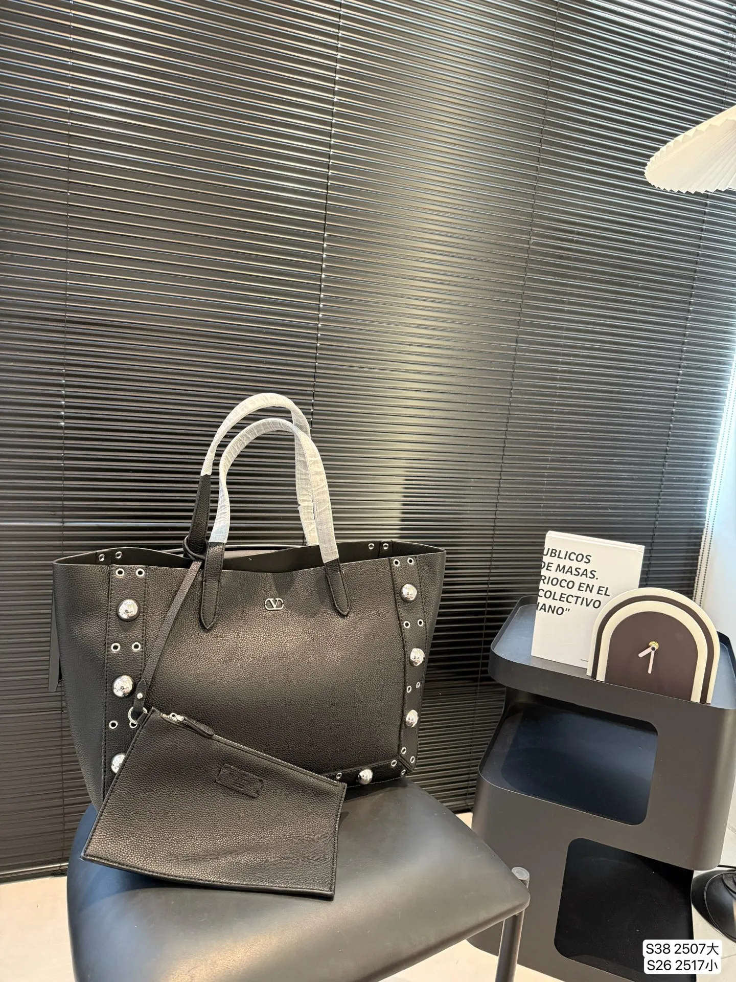 Large P480 Small P360 Valentino Tote Willow Tote New Autumn Favorite | Practical Versatile Bags Autumn is here, don’t you feel like it’s time to add new members to your wardrobe and bags? This versatile bag is definitely the best choice! Not only is it large in capacity, it can hold daily necessities, but it is also full of design details. Pair it with any style of outfit to create a fashionable look easily. Whether it is daily commuting or weekend gatherings, it can be perfectly held! Come and get the same style! Sizes large 40 30 small 21 16.5 Item number large 2507 small 2517