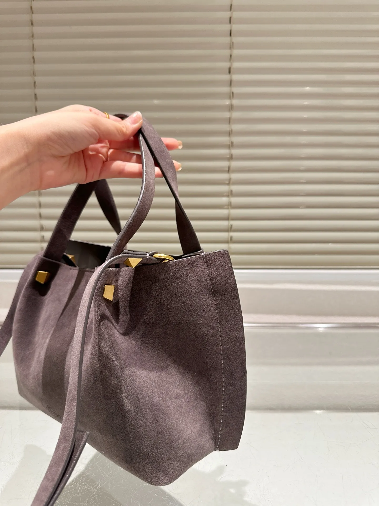 P390⚠️Suede size 25.16 Valentino handbag can be worn cross-body. It has a retro feel. It is high-end yet elegant. It has a great atmosphere. It can be worn for commuting, leisure and dating.