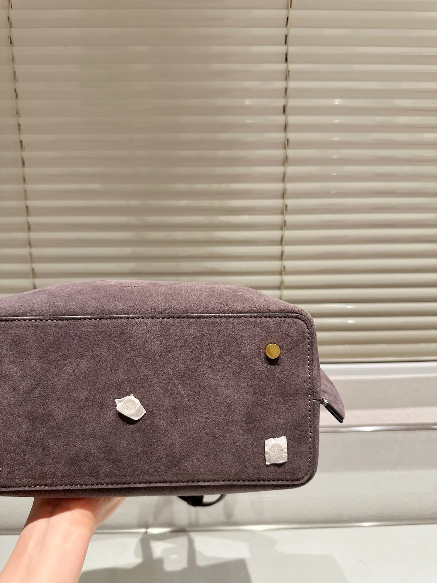P390⚠️Suede size 25.16 Valentino handbag can be worn cross-body. It has a retro feel. It is high-end yet elegant. It has a great atmosphere. It can be worn for commuting, leisure and dating.