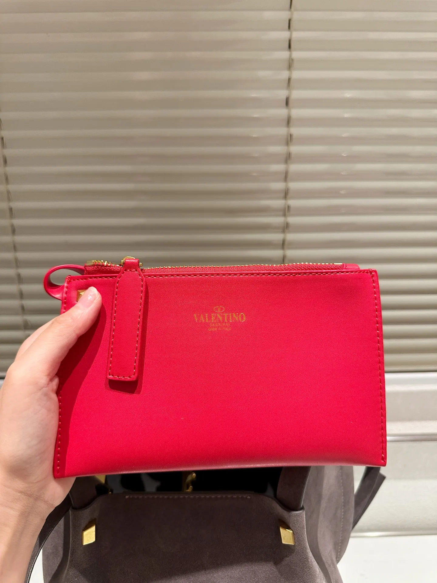 P390⚠️Suede size 25.16 Valentino handbag can be worn cross-body. It has a retro feel. It is high-end yet elegant. It has a great atmosphere. It can be worn for commuting, leisure and dating.