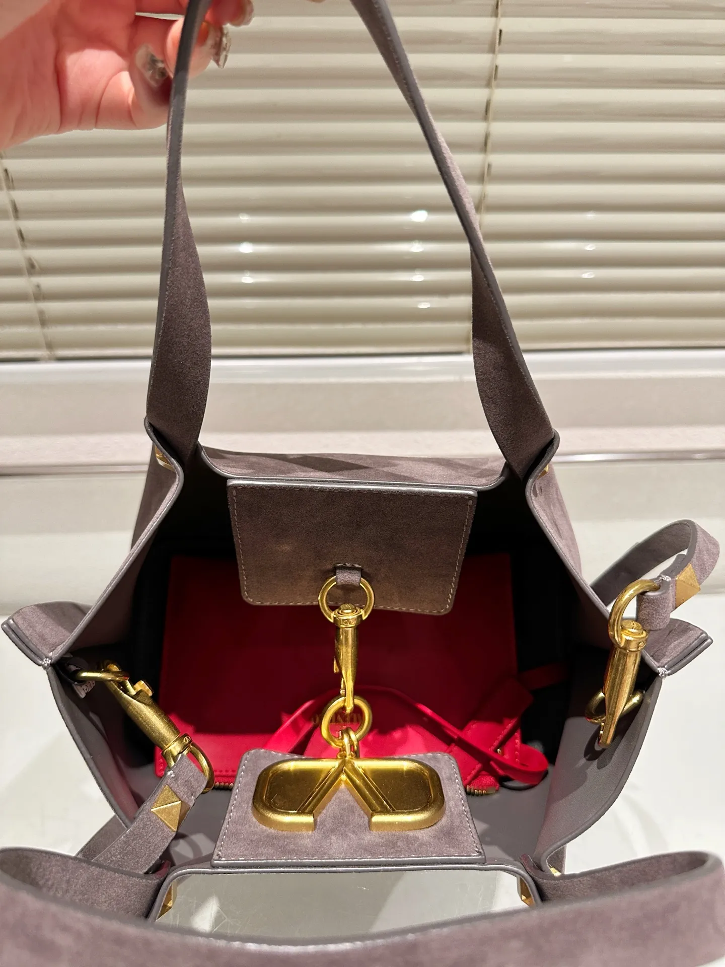 P390⚠️Suede size 25.16 Valentino handbag can be worn cross-body. It has a retro feel. It is high-end yet elegant. It has a great atmosphere. It can be worn for commuting, leisure and dating.