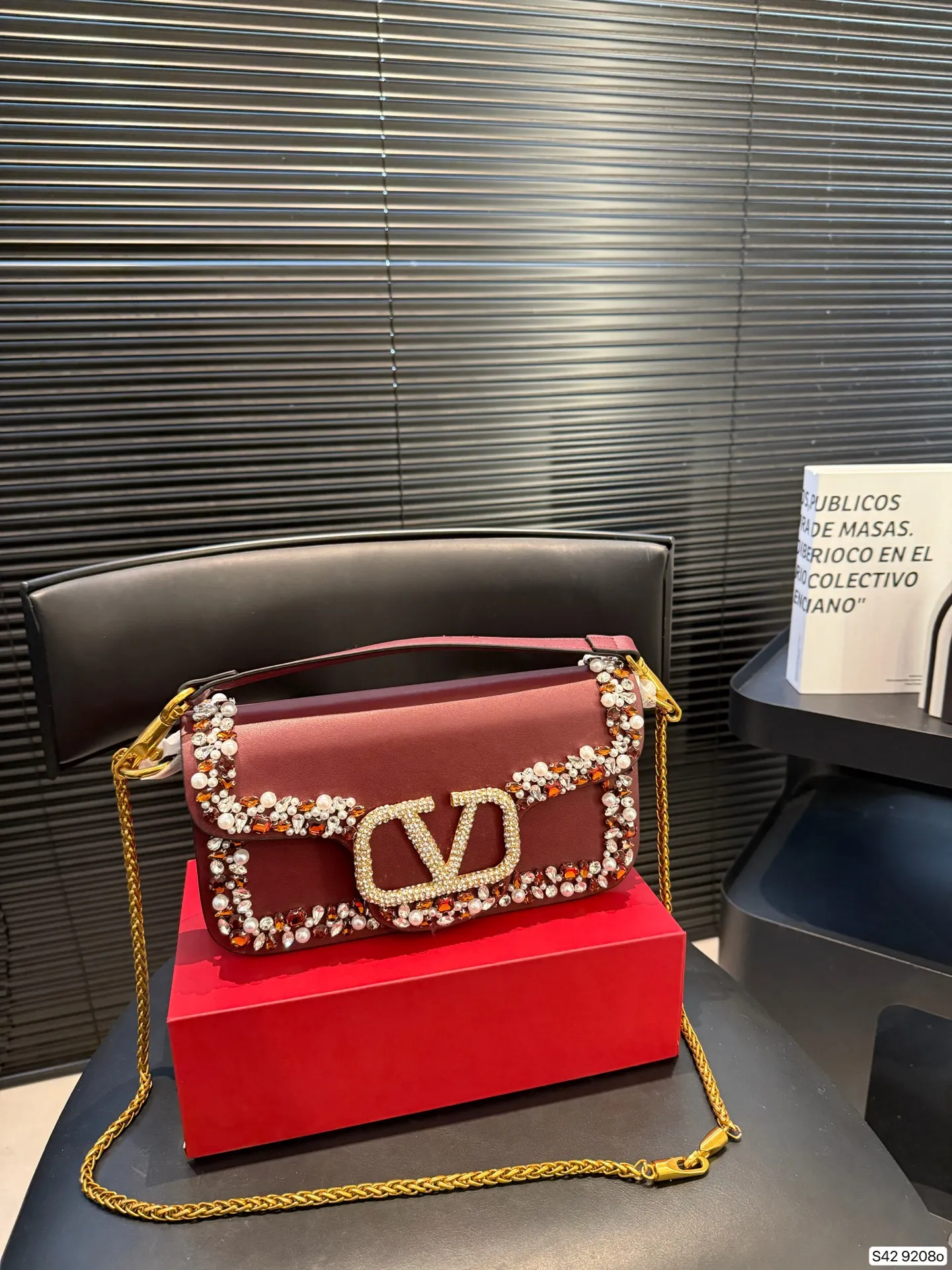 P520 comes with a folding box. This time Valentino has really stepped up its game. It is favored by celebrities from all walks of life ~ The simple design is not only full of art but also exquisite. Premium size: 25 15 Item No. 9208