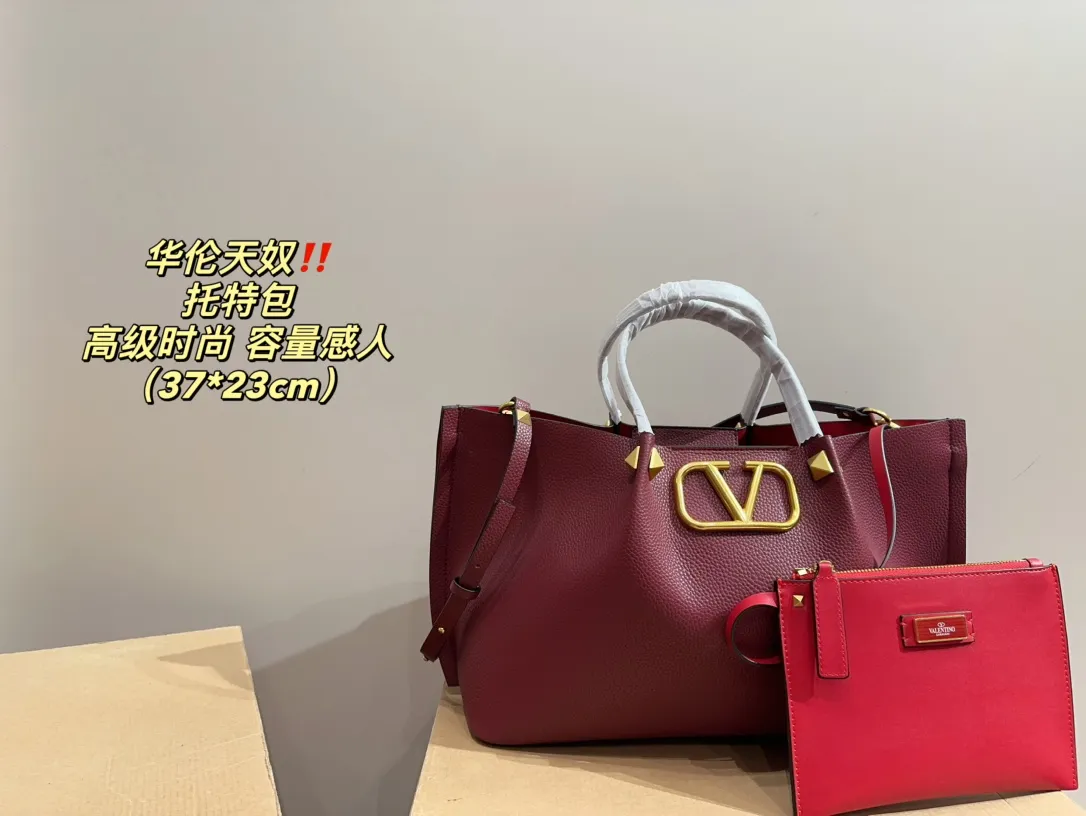 P350⚠️Size 37.23 Valentino Tote Bag Easily interpret retro fashion. The bag is quite wide, simple but not simple and does not require too much decoration. It can be paired with a suit and T-shirt on a daily basis to fully reflect the sense of luxury!