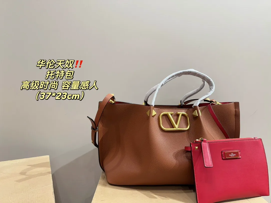 P350⚠️Size 37.23 Valentino Tote Bag Easily interpret retro fashion. The bag is quite wide, simple but not simple and does not require too much decoration. It can be paired with a suit and T-shirt on a daily basis to fully reflect the sense of luxury!