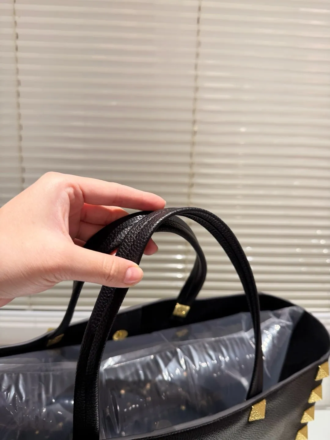 P560 cowhide Valentino VALENTINO women's tote bag Valentino Letter Bag Letter bag from Valentino. The new season has just arrived. Size 39.25