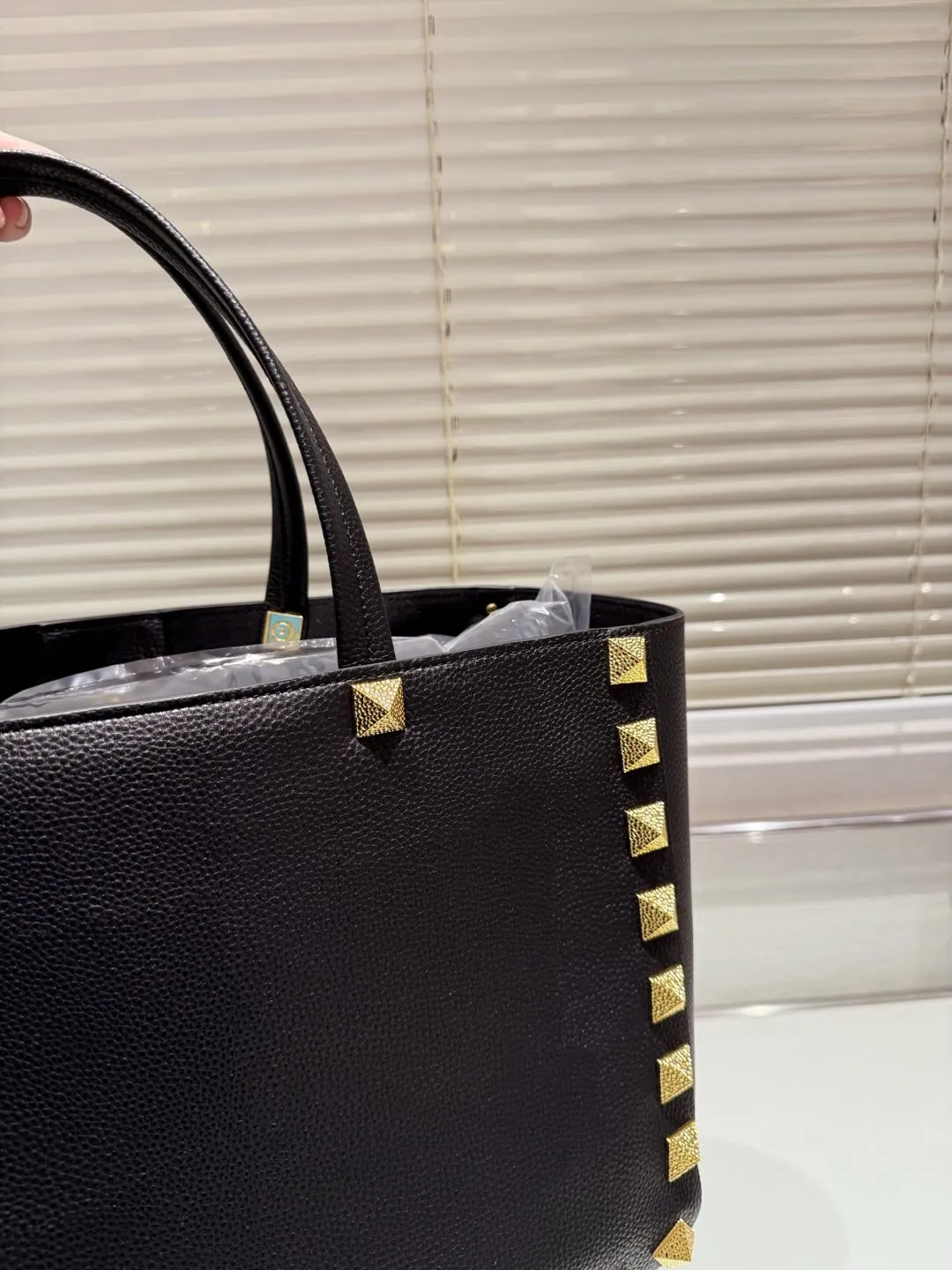 P560 cowhide Valentino VALENTINO women's tote bag Valentino Letter Bag Letter bag from Valentino. The new season has just arrived. Size 39.25