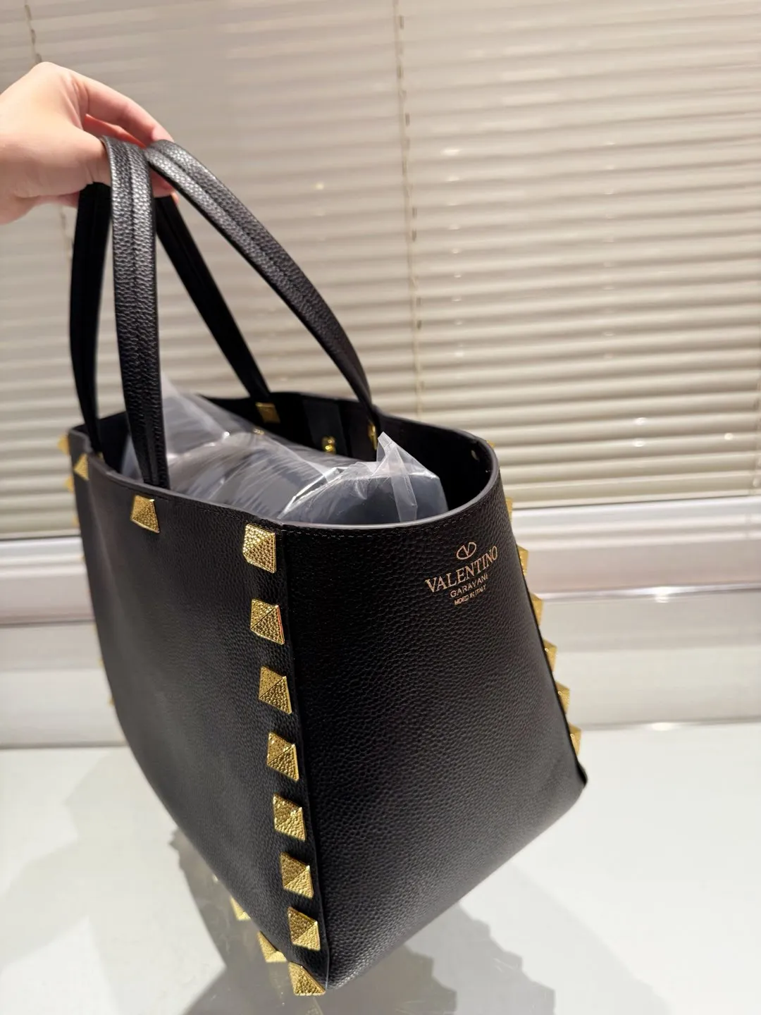 P560 cowhide Valentino VALENTINO women's tote bag Valentino Letter Bag Letter bag from Valentino. The new season has just arrived. Size 39.25