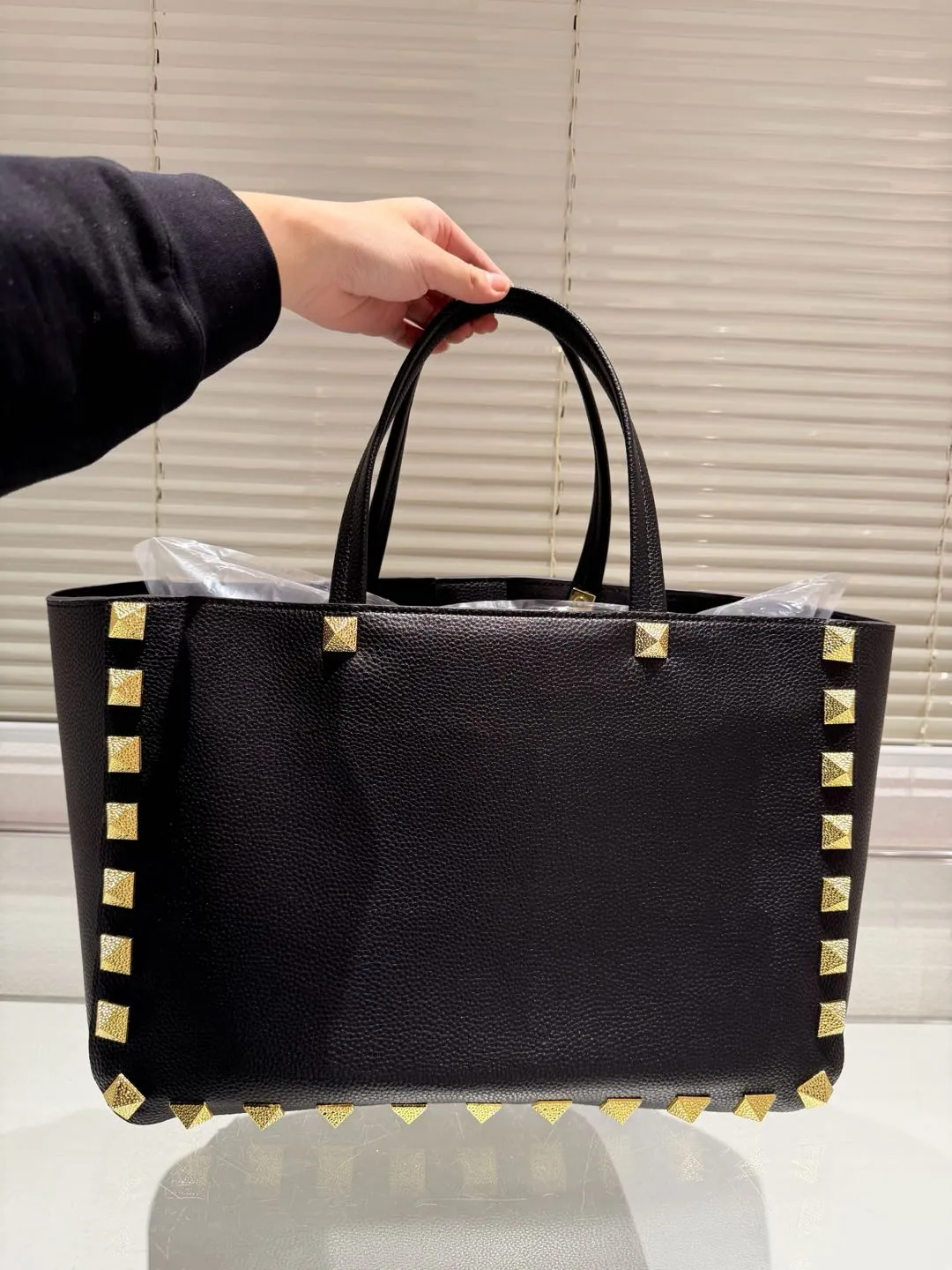 P560 cowhide Valentino VALENTINO women's tote bag Valentino Letter Bag Letter bag from Valentino. The new season has just arrived. Size 39.25