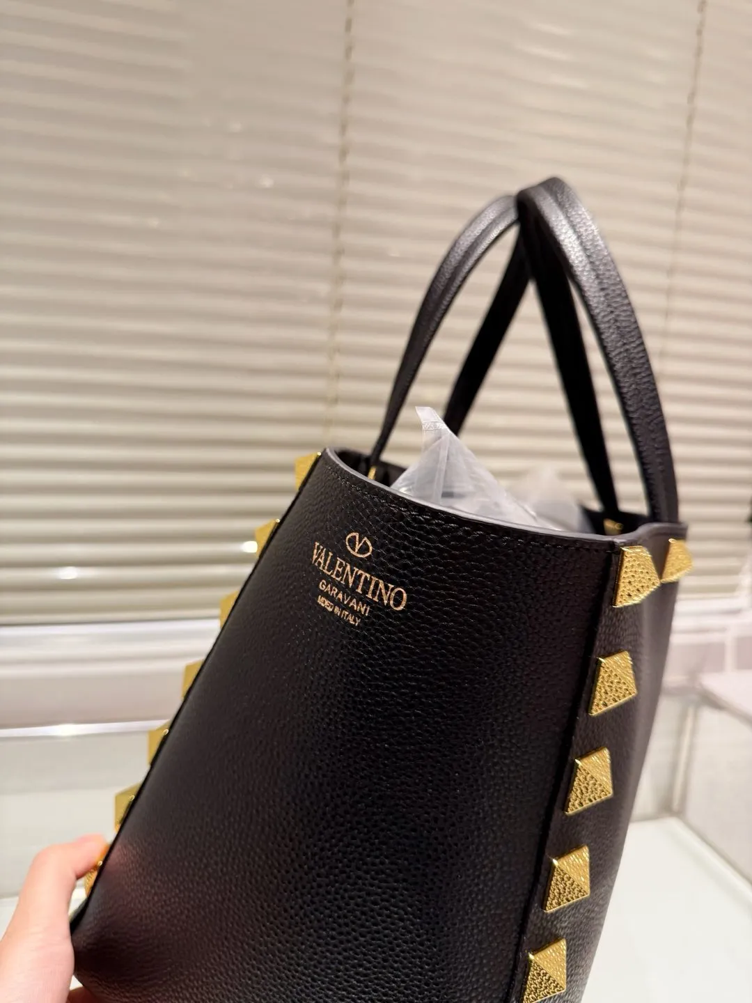 P560 cowhide Valentino VALENTINO women's tote bag Valentino Letter Bag Letter bag from Valentino. The new season has just arrived. Size 39.25