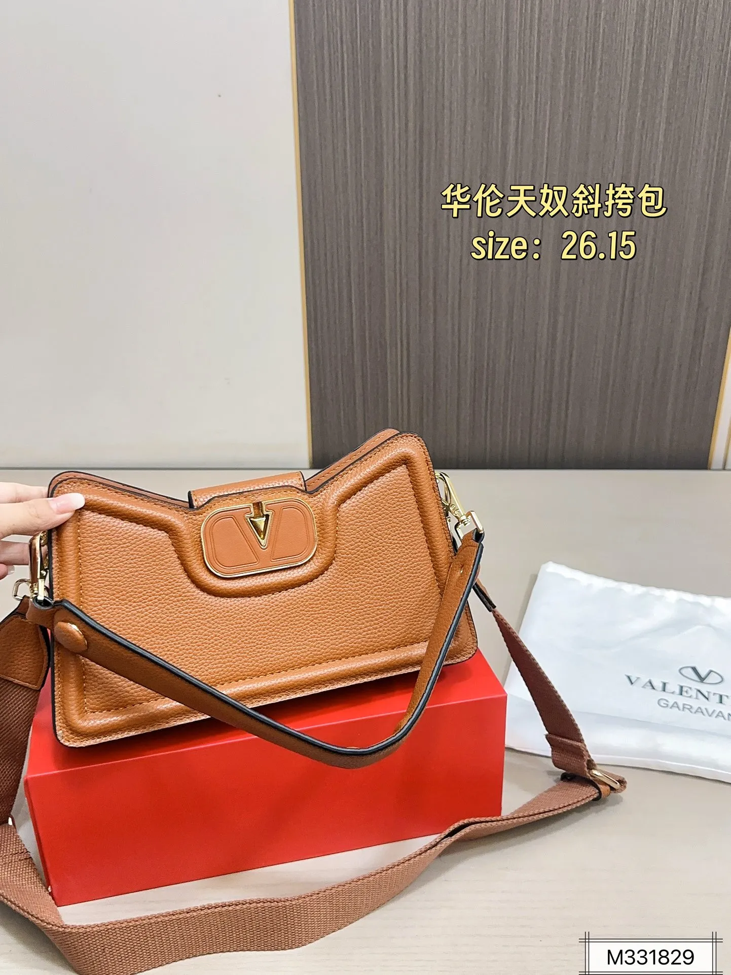 💰290 with folding box ⚠️Size 26.15 Valentino Allknots crossbody bag Exquisite and beautiful High-end elegance Easy to control, no matter the clothes or seasons Can be used all year round, salty or sweet Carry it on a tall girl, look like a royal lady Carry it on a small girl, it looks like a sweet girl
