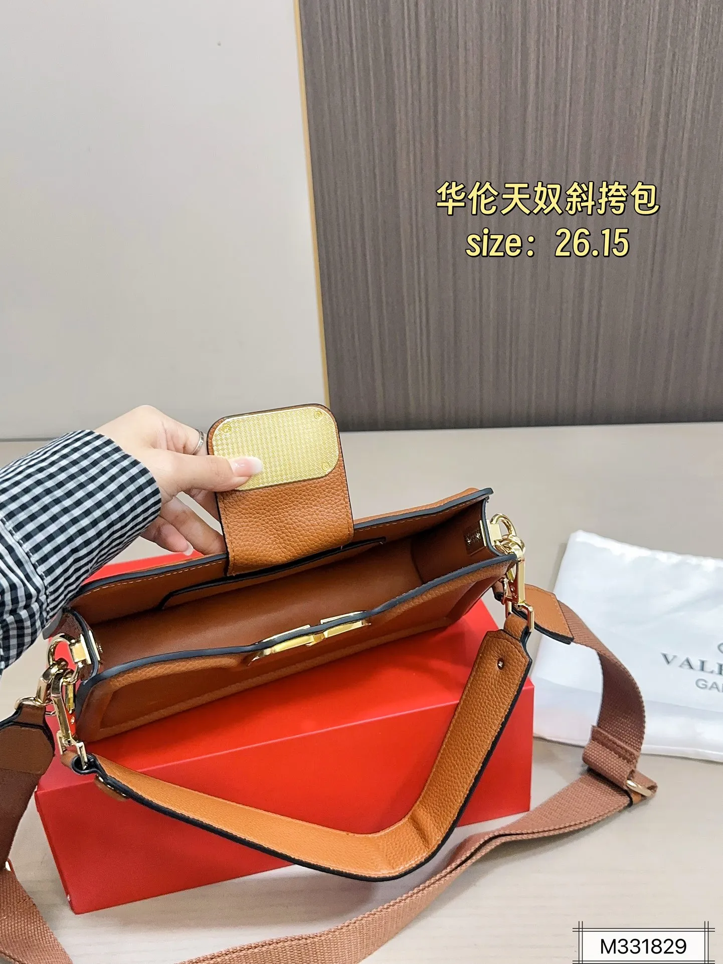 💰290 with folding box ⚠️Size 26.15 Valentino Allknots crossbody bag Exquisite and beautiful High-end elegance Easy to control, no matter the clothes or seasons Can be used all year round, salty or sweet Carry it on a tall girl, look like a royal lady Carry it on a small girl, it looks like a sweet girl