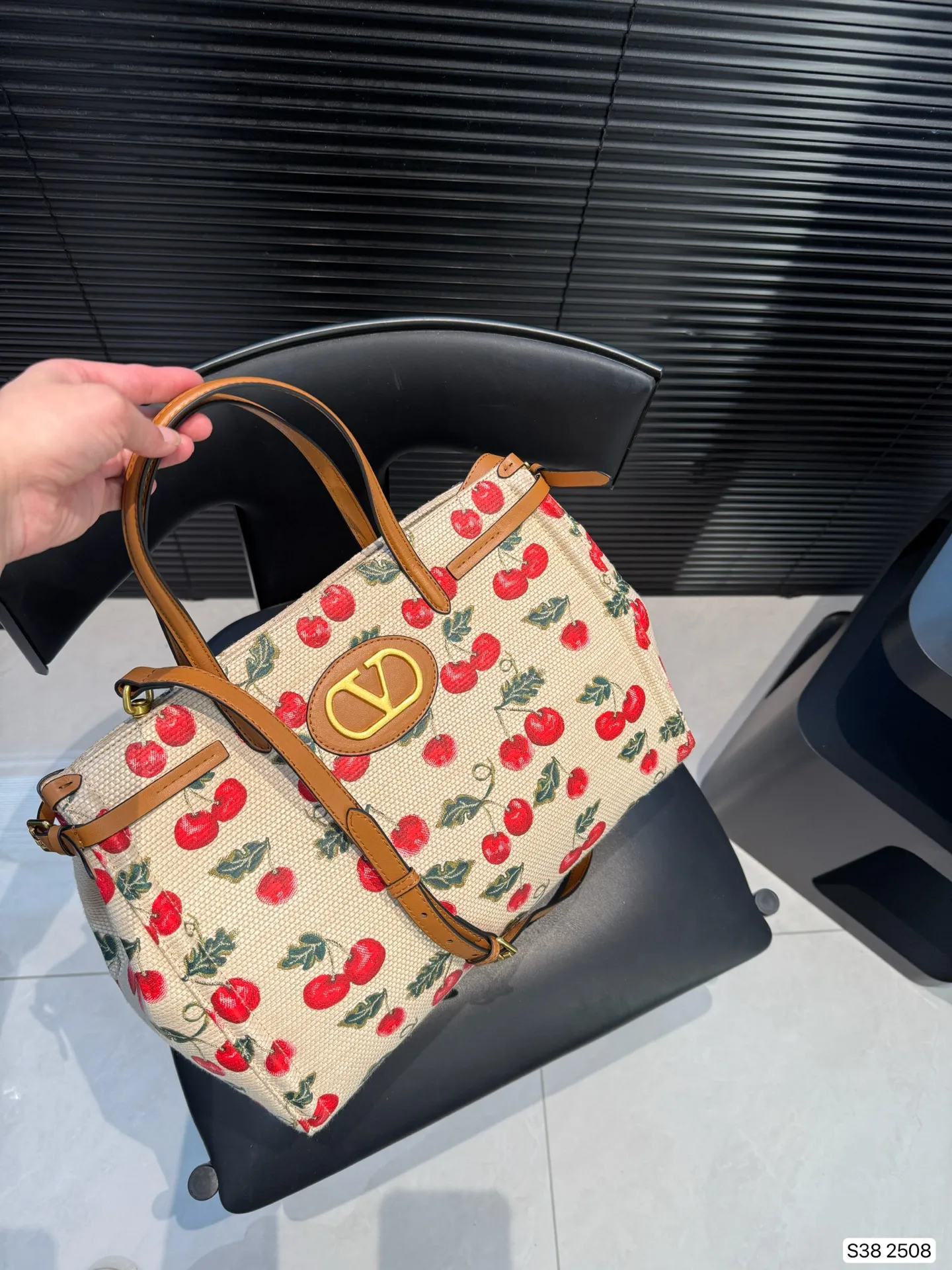 P480 Valentino Tote Bag has unlimited charm and unleashes your fashion attitude. It has a unique appearance and many cute colors to choose from. It is a fashion item that cannot be missed. It is different from the softness of canvas bags. It gives a free and easy feeling when carried on the body. It is super textured and is loved by fashionistas. Size 35 27 Item No. 2508
