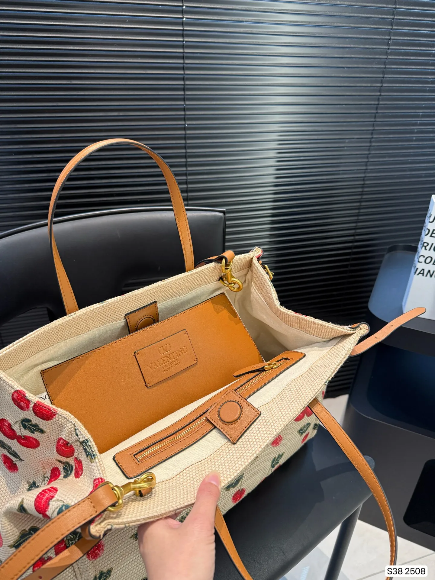 P480 Valentino Tote Bag has unlimited charm and unleashes your fashion attitude. It has a unique appearance and many cute colors to choose from. It is a fashion item that cannot be missed. It is different from the softness of canvas bags. It gives a free and easy feeling when carried on the body. It is super textured and is loved by fashionistas. Size 35 27 Item No. 2508
