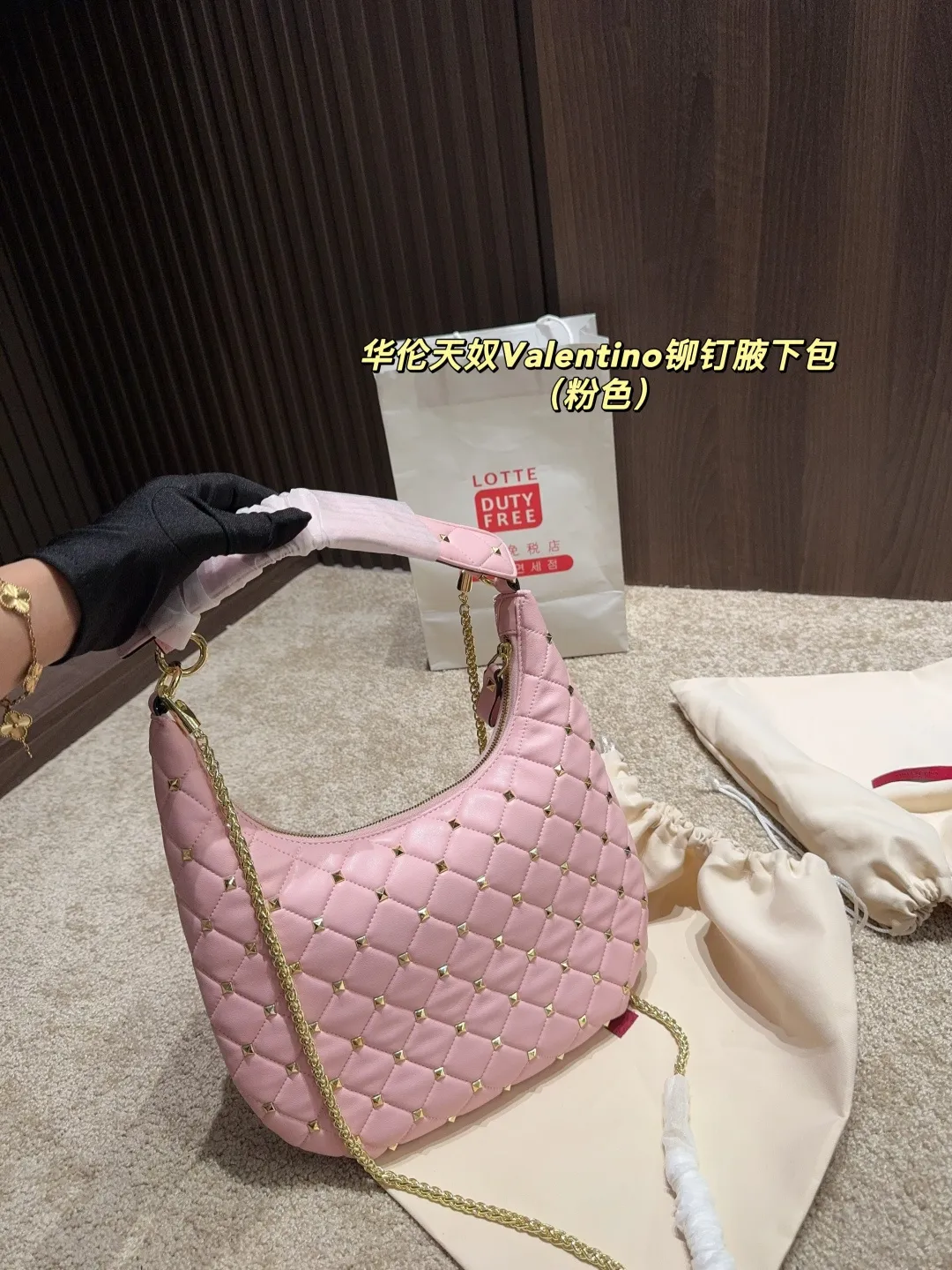 p320 with folding box ⚠️Size 16.19 Valentino rivet armpit bag Super classic Valentino rivet bag, a timeless fashion item! 💖Every style is super beautiful, classic and versatile, and perfect for fashion~✨