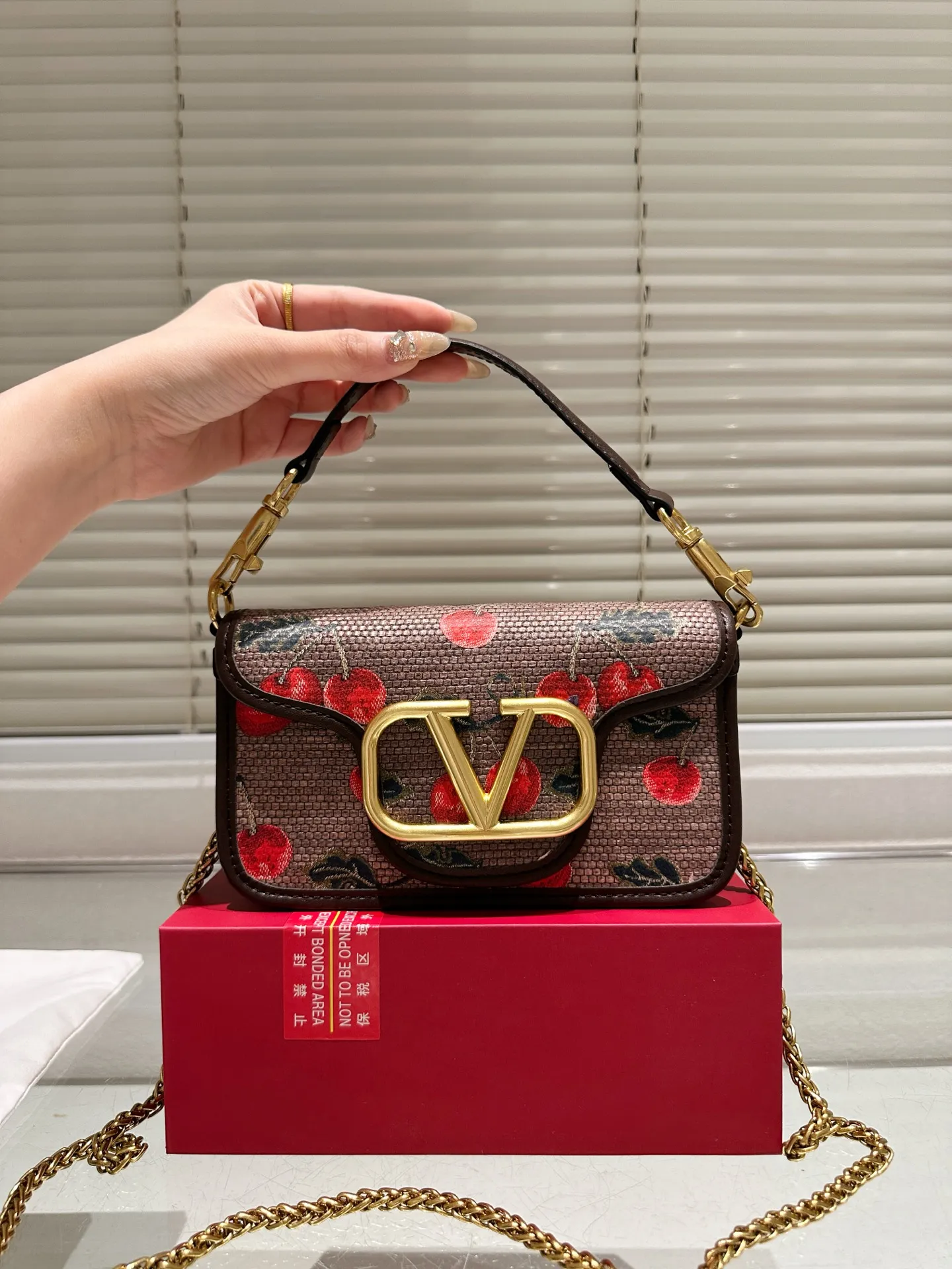 Small P350 folding box ⚠️Size 20.10 Valentino Loco shoulder bag has a high-end feel. This look is very versatile. No matter how you carry it, there is no pressure. Which girl can refuse such a beautiful bag?