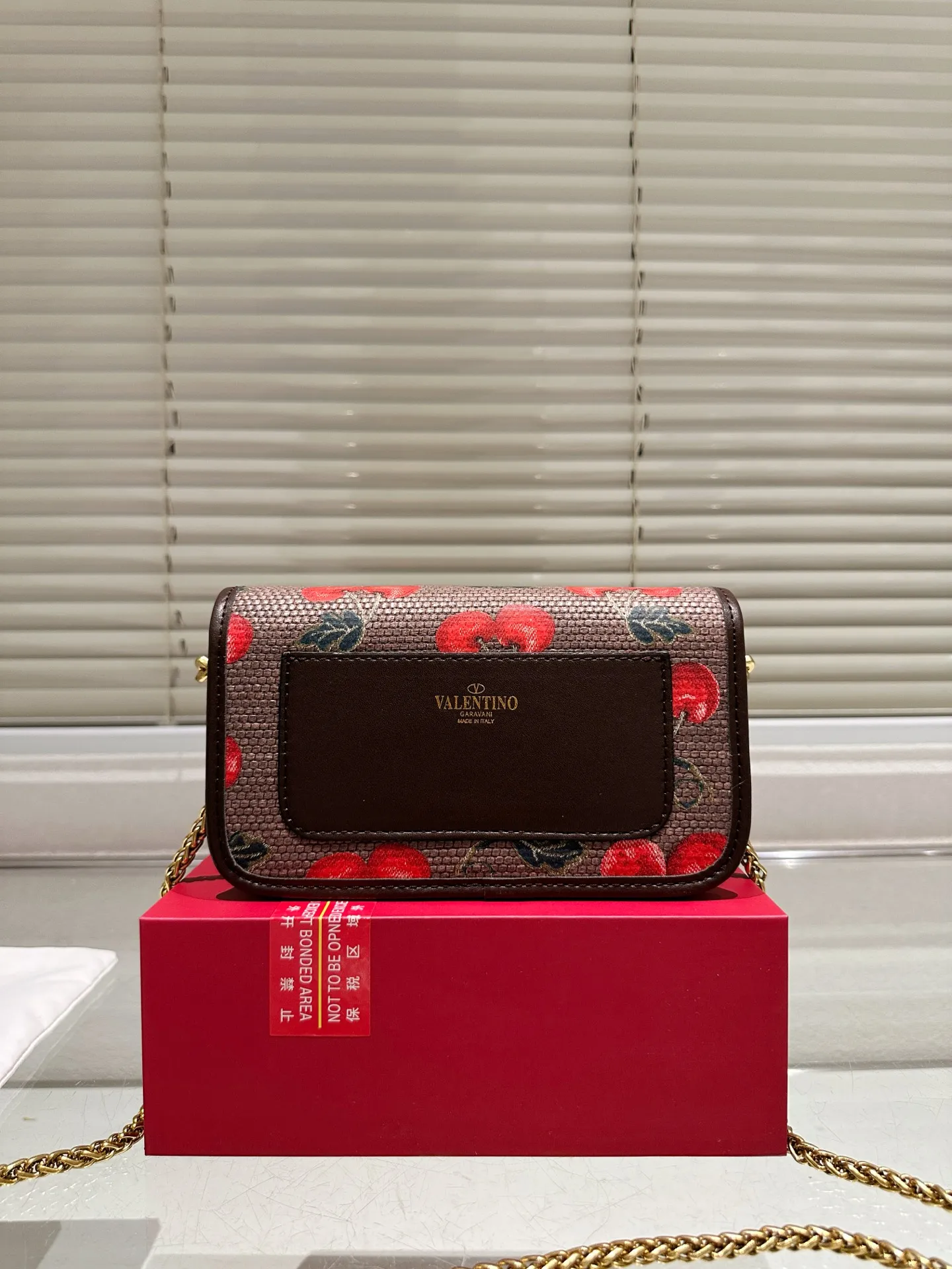 Small P350 folding box ⚠️Size 20.10 Valentino Loco shoulder bag has a high-end feel. This look is very versatile. No matter how you carry it, there is no pressure. Which girl can refuse such a beautiful bag?