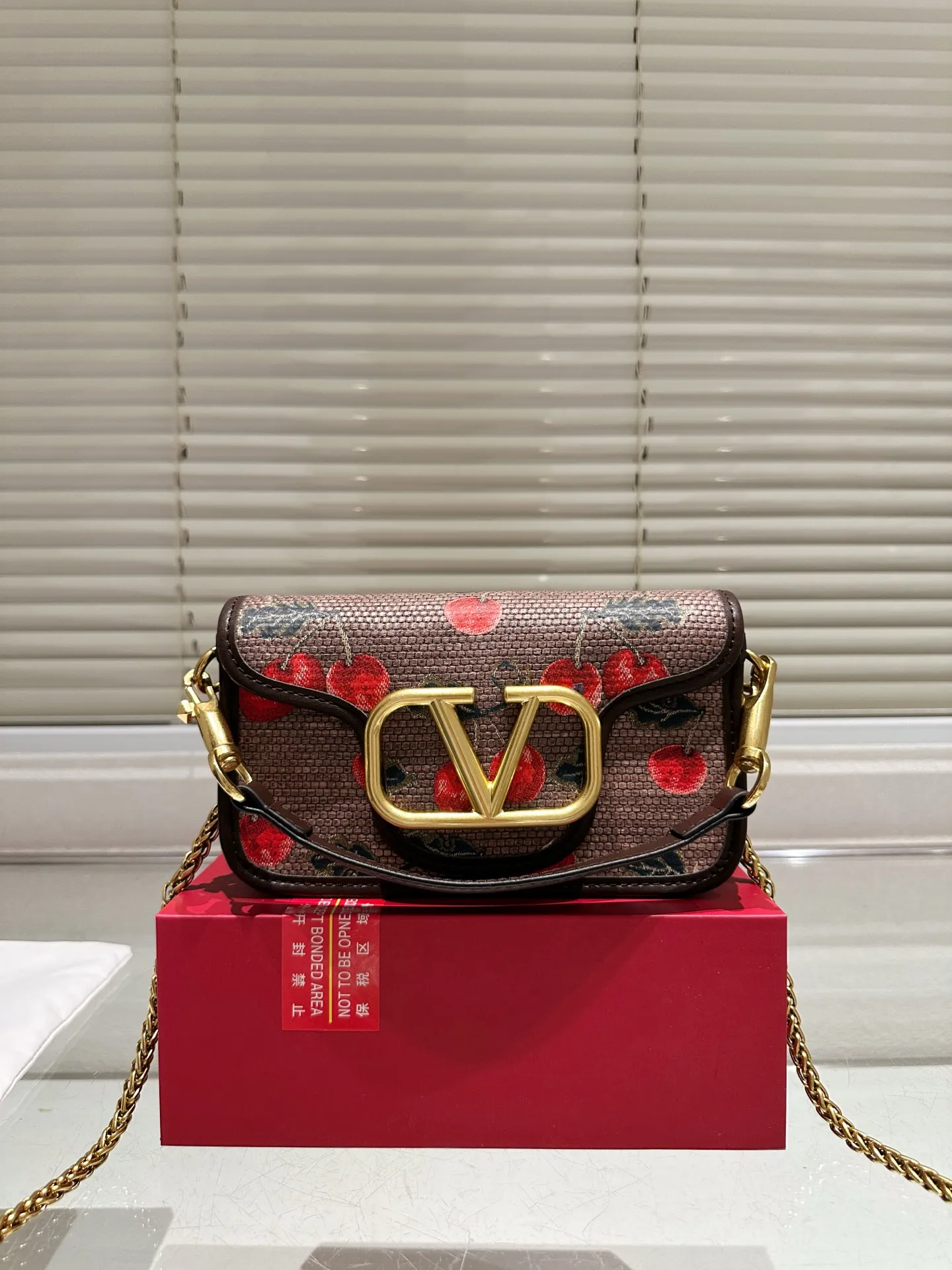 Small P350 folding box ⚠️Size 20.10 Valentino Loco shoulder bag has a high-end feel. This look is very versatile. No matter how you carry it, there is no pressure. Which girl can refuse such a beautiful bag?